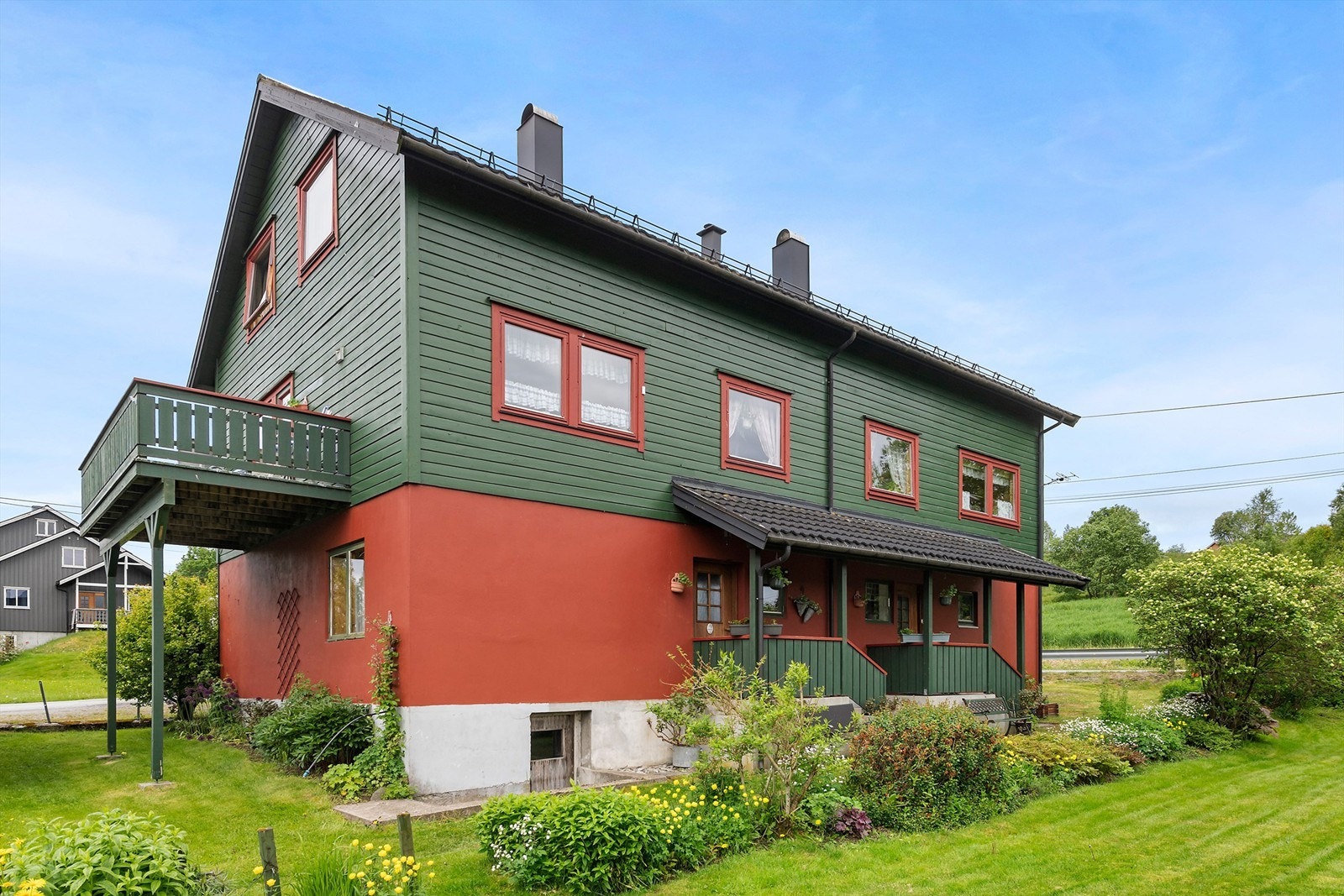 En innholdsrik enebolig registrert med 2 boenheter og romslig tomt Galleribilde