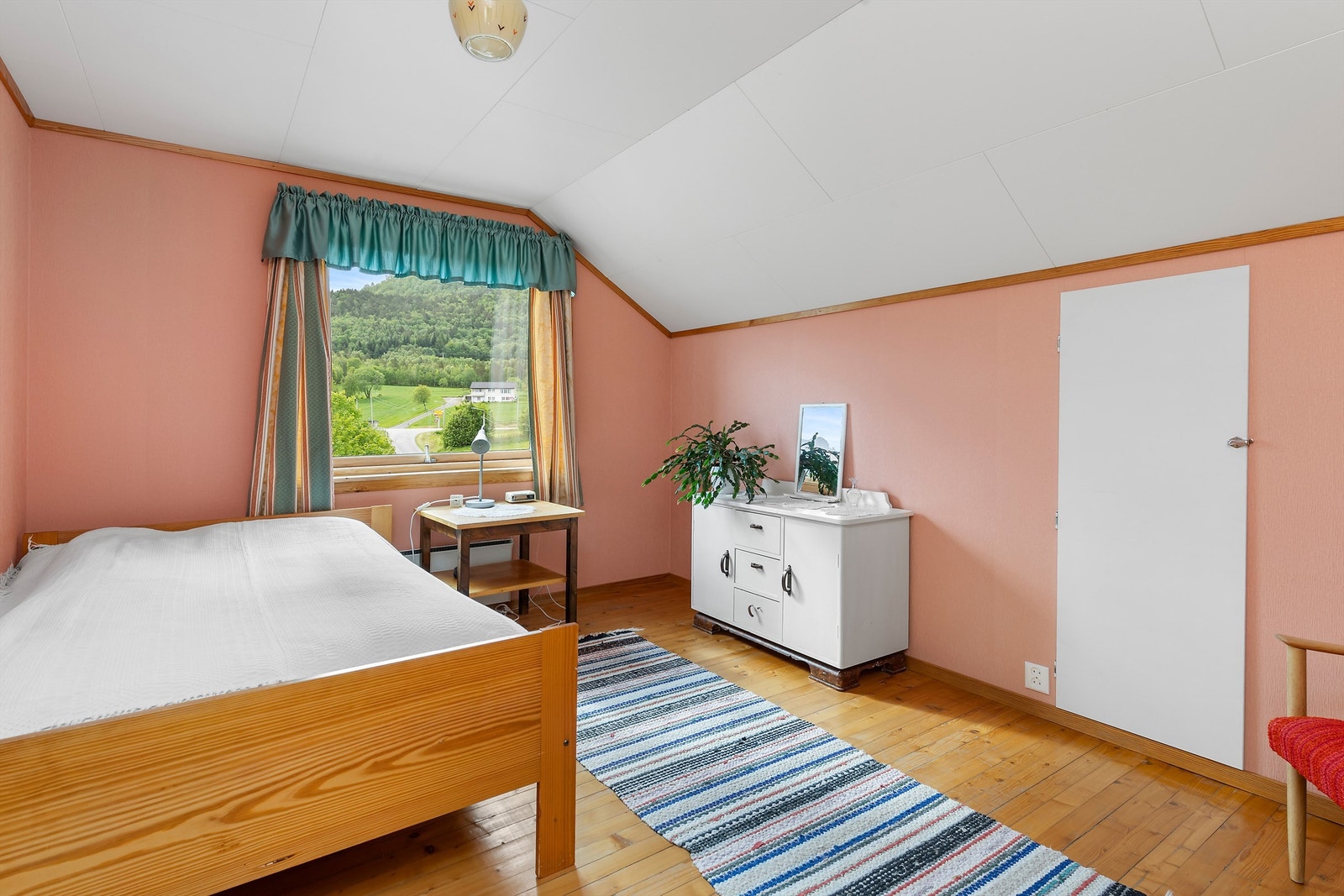 I huset finner man totalt 6 soverom, hvor det er 3 i hver "del" Galleribilde