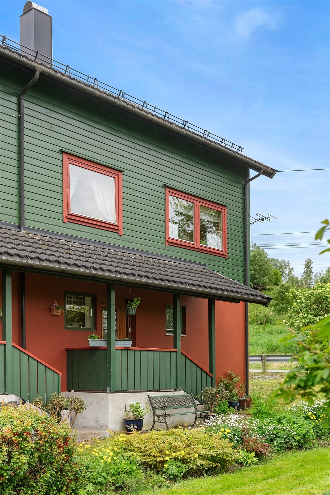 Det er to separate innganger, og boligen fremstår tilnærmet en vertikaldelt 2-mannsbolig men med gjennomgang i øverste etasje Galleribilde