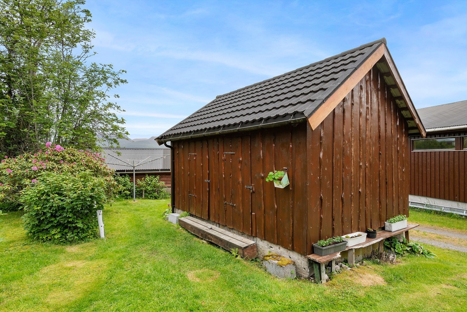 I tillegg til den frittstående dobbelgarasjen er det oppført et vedskjul på tomten Galleribilde