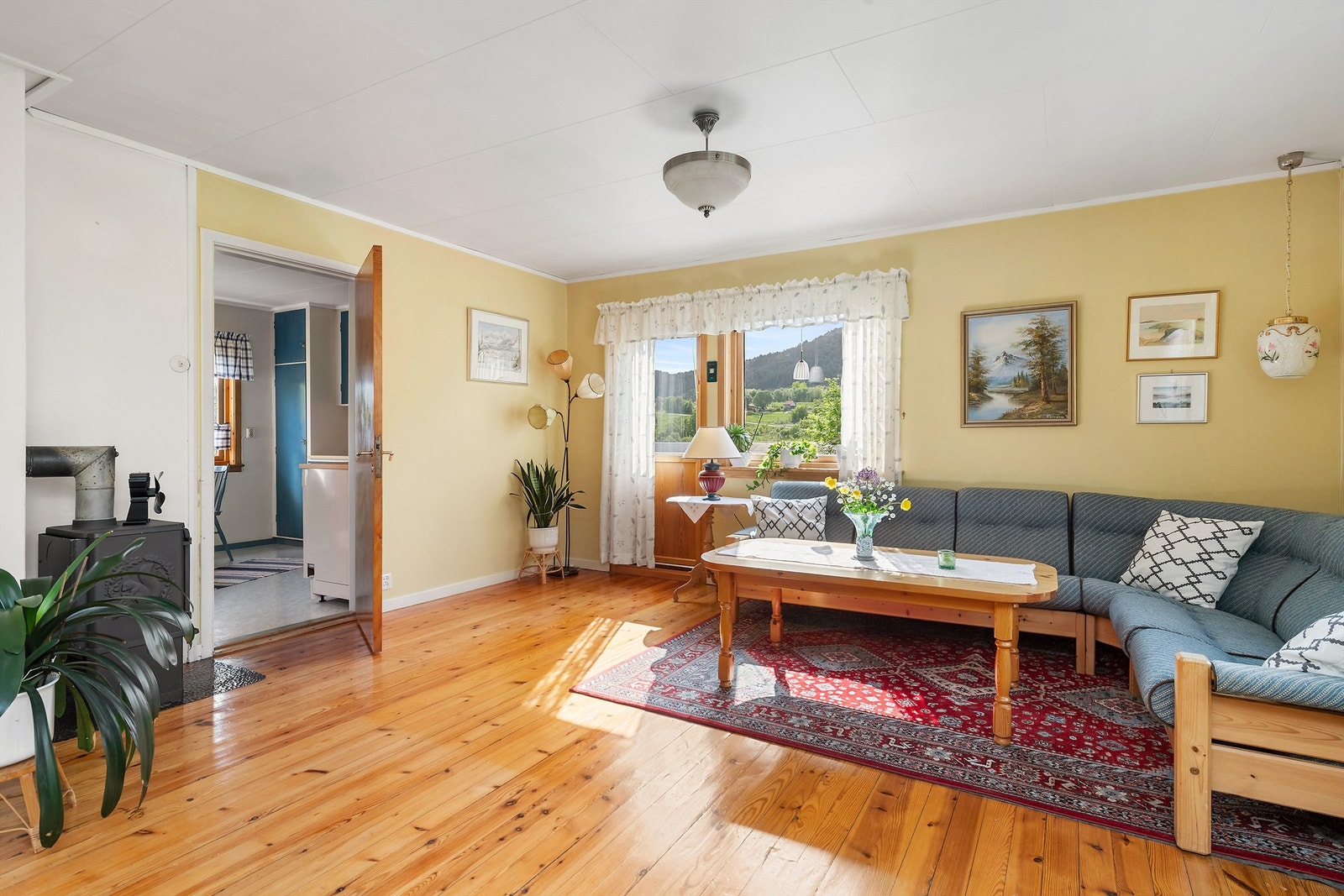 Direkte utgang til en trivelig balkong med utsikt mot Aureholmen Galleribilde