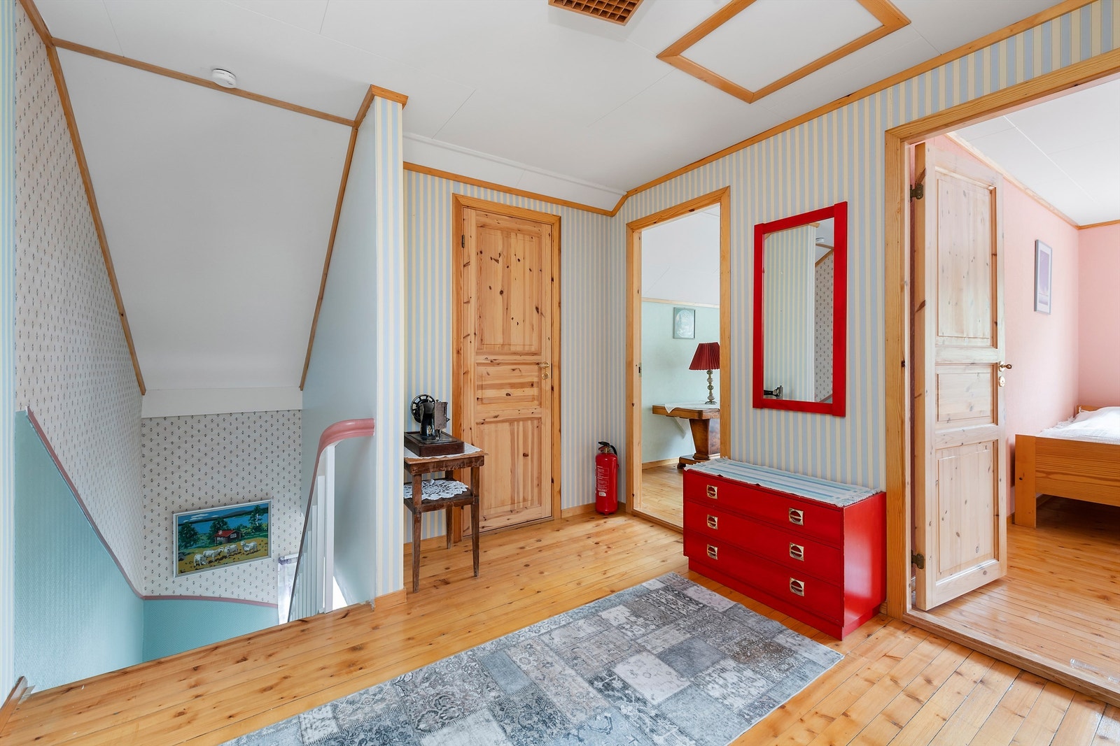 Gang i loftetasjen hvor det er gjennomgang mellom delene Galleribilde