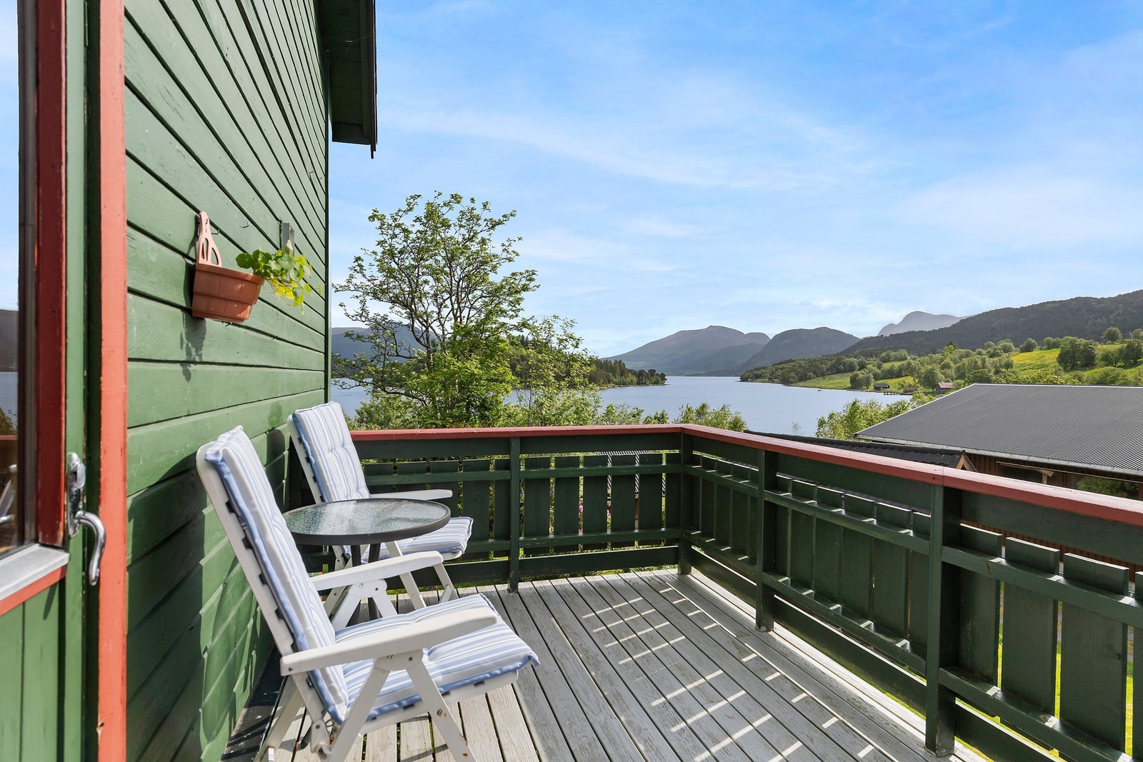 Solrik balkong med flott utsikt Galleribilde