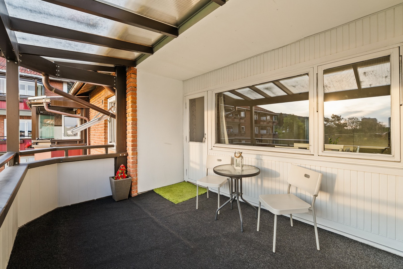 Balkongen vender ut mot stille grøntområde og gir skjerming fra innsyn. Galleribilde