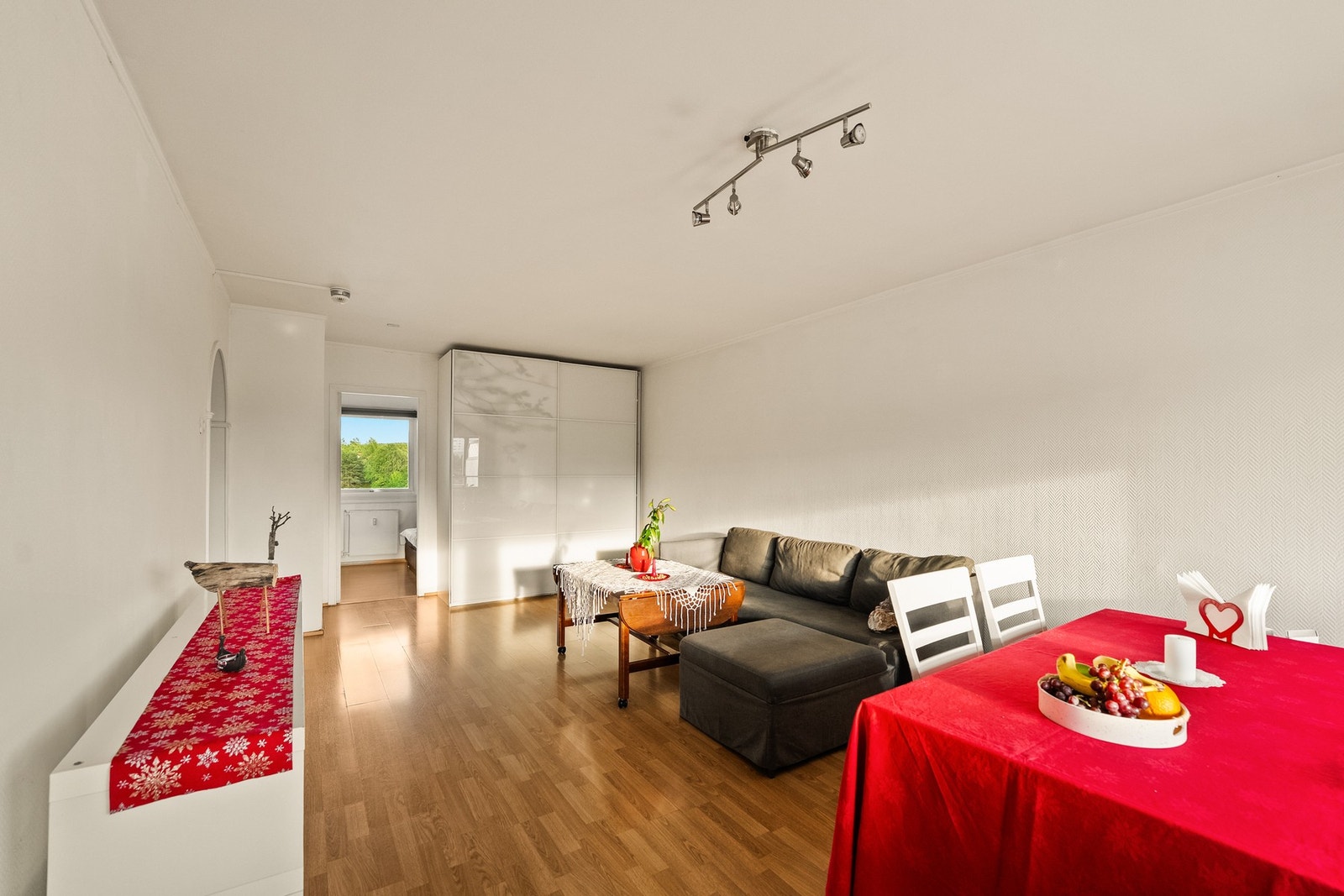 Direkte adkomst til soverom gir enkel og praktisk flyt i boligen. Galleribilde