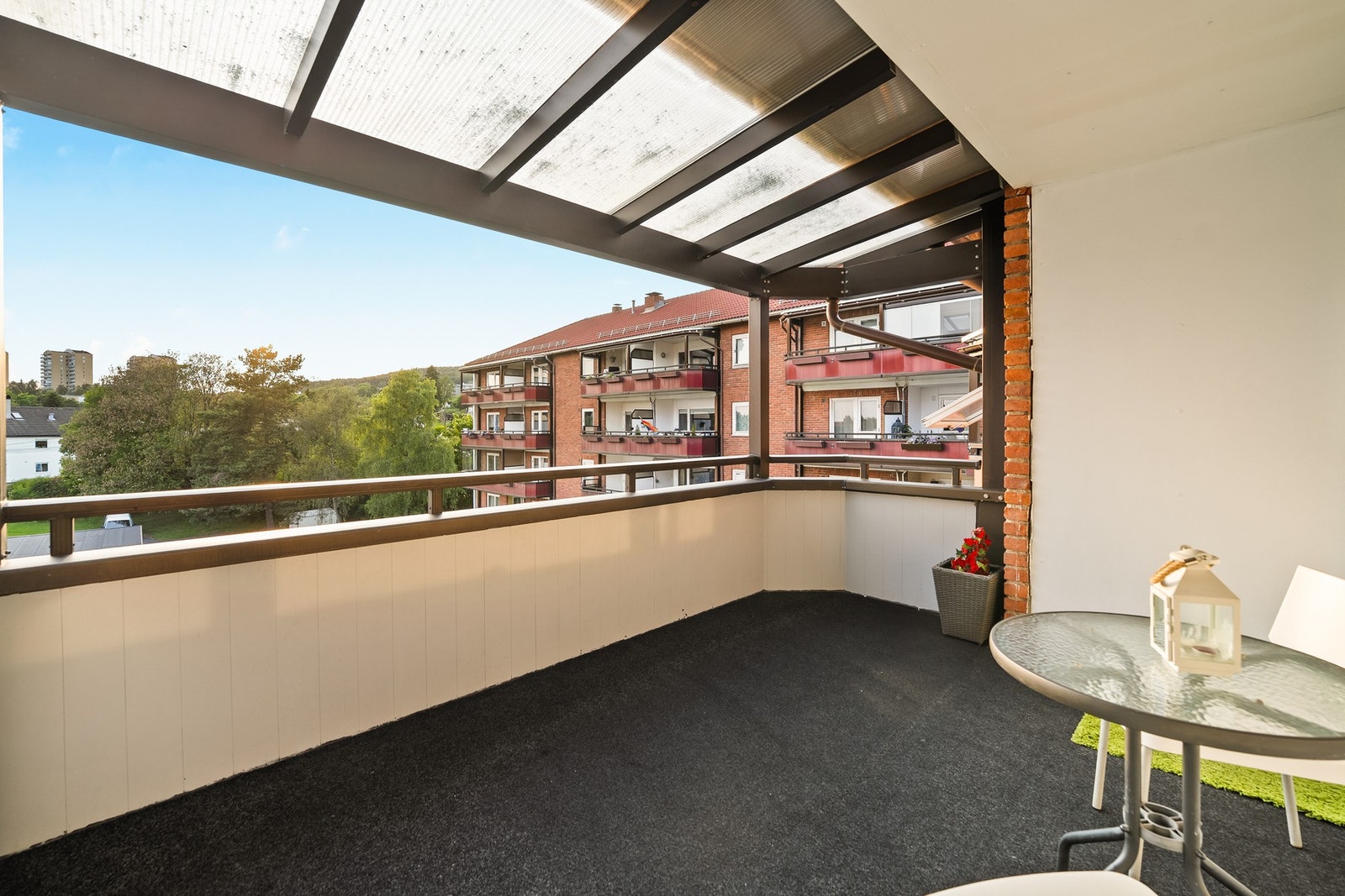 Her er det plass til sittegruppe, blomsterkasser og morgenkaffen i fredelige omgivelser. Galleribilde