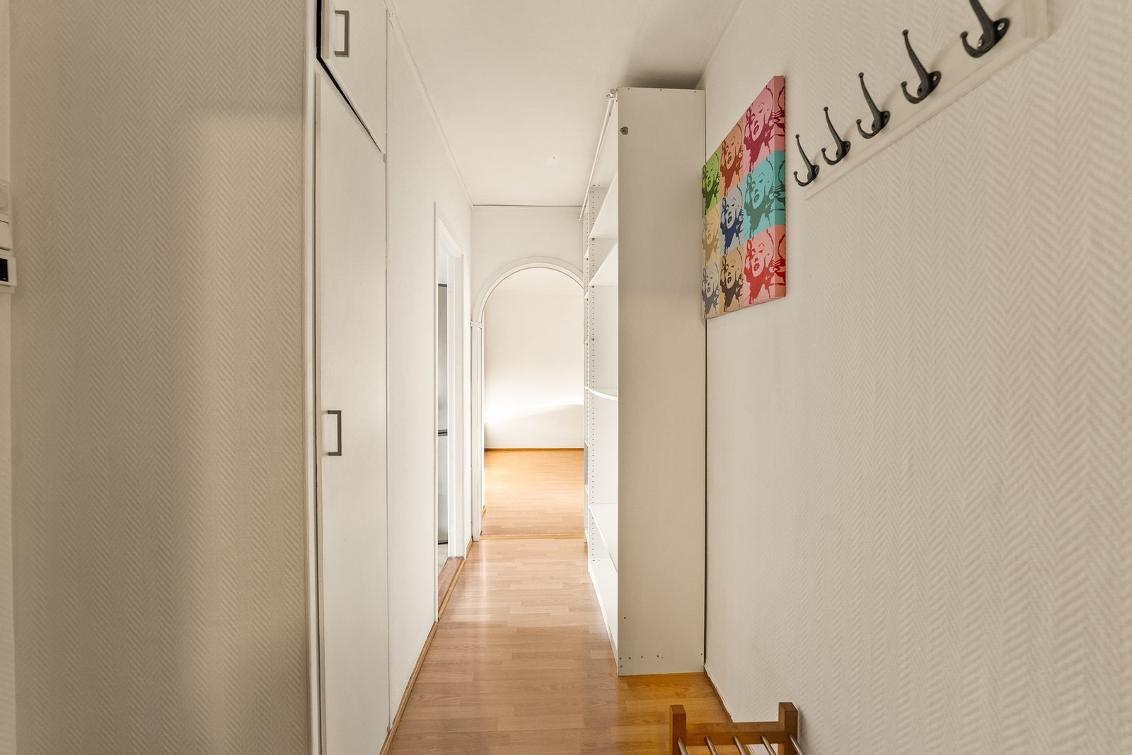 Plass til skohylle, benk eller ekstra kommode etter behov. Galleribilde