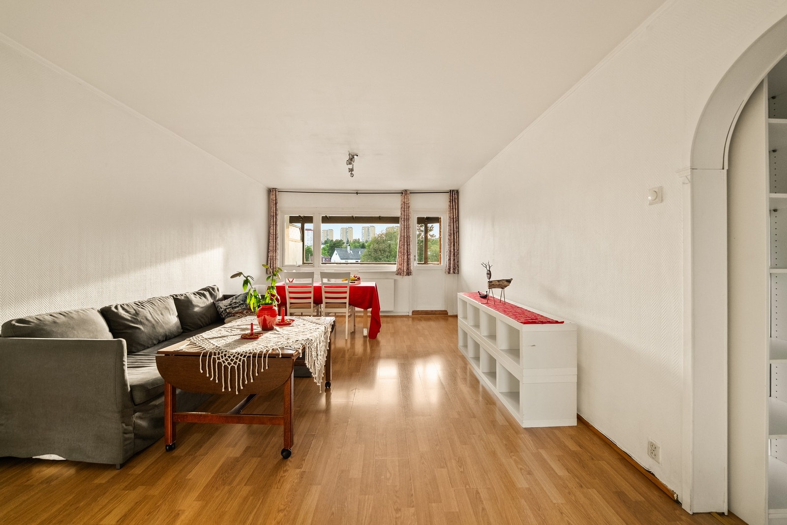 Lys og romslig stue med gode møbleringsmuligheter og naturlig plass til spisebord. Galleribilde