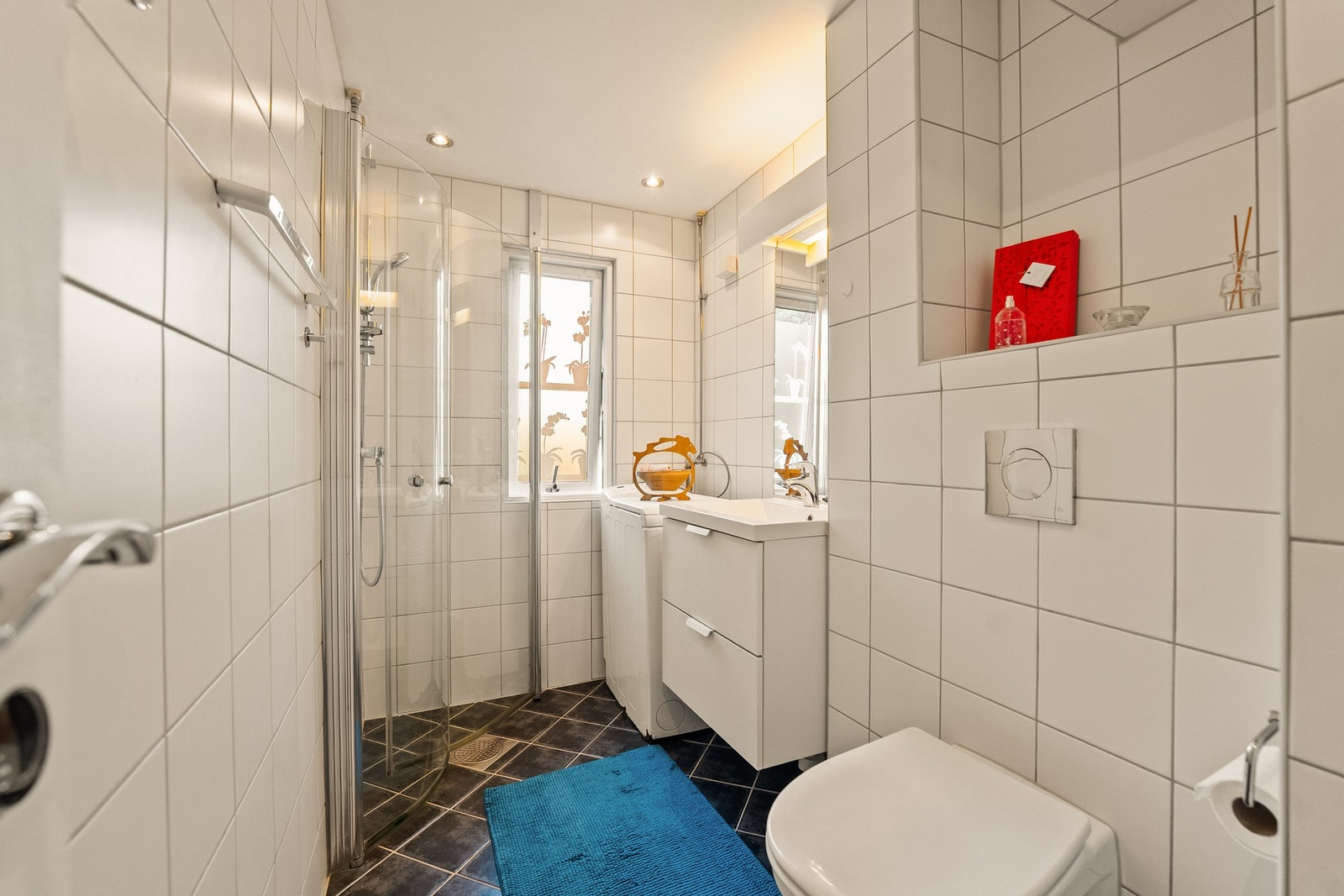 Lyst og pent bad oppgradert i regi av sameiet i 2011, med fliser på vegg og gulv. Galleribilde