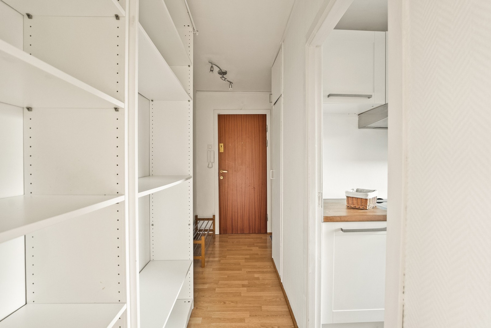 Lys og luftig gang med rikelig muligheter for oppbevaring. Galleribilde