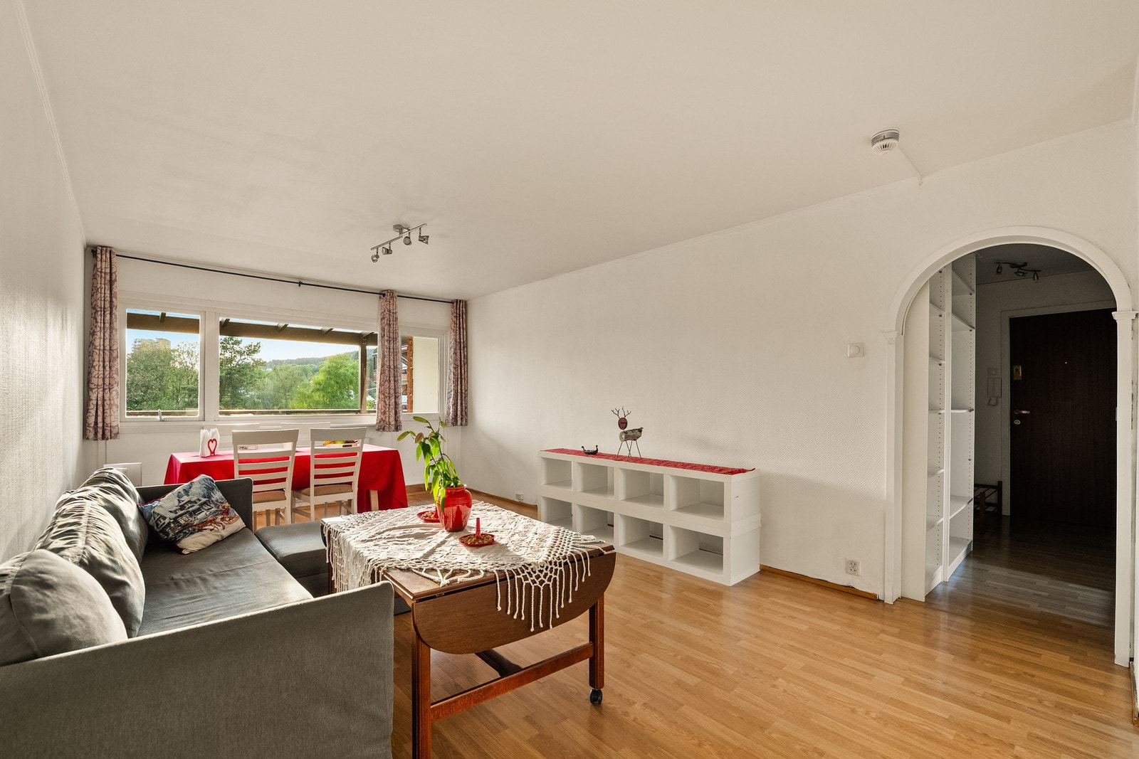 Store vindusflater slipper inn godt med dagslys. Galleribilde