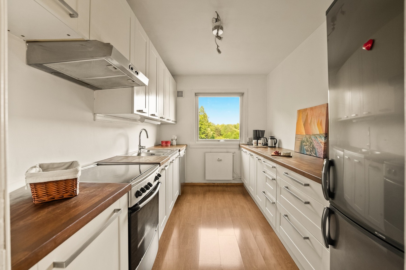 Pent og funksjonelt kjøkken med rikelig lagringsplass. Galleribilde