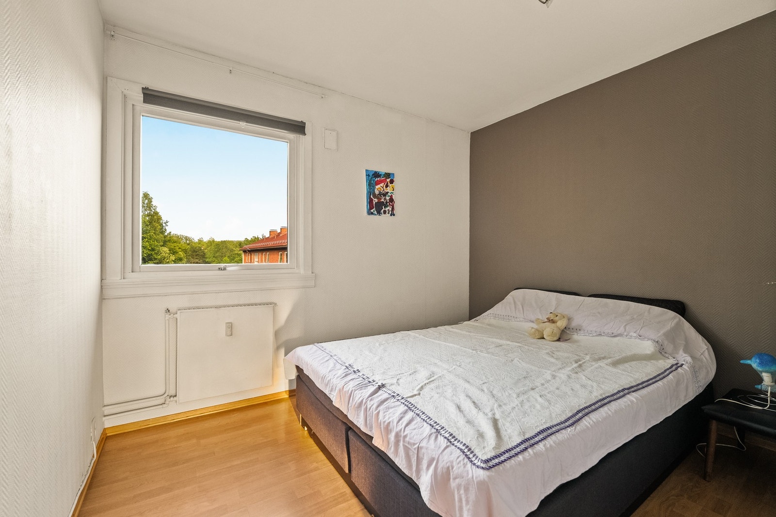 Soverommet har plass til dobbeltseng og nattbord gjør dette til et praktisk og rolig rom. Galleribilde