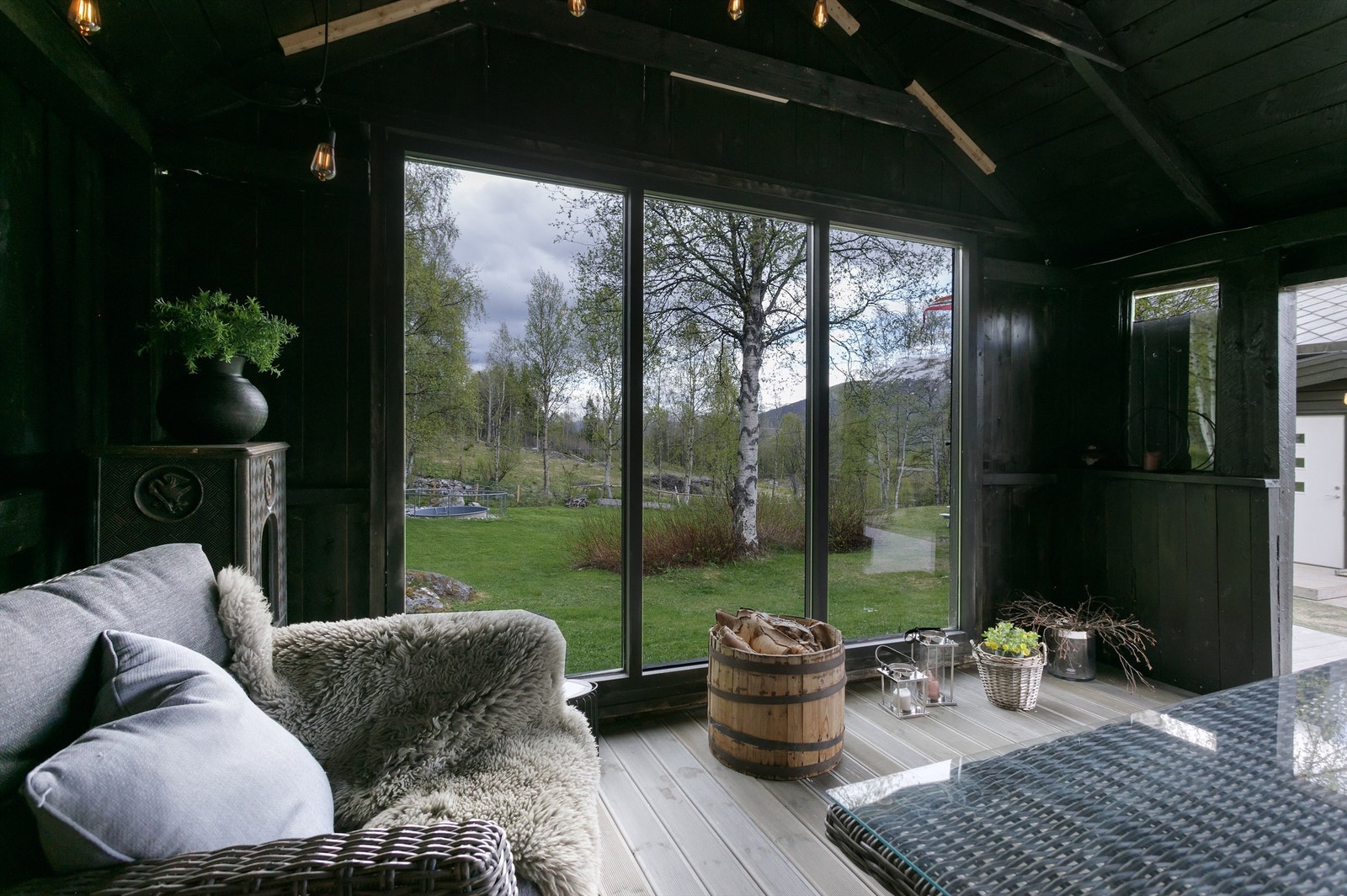 Store vindusflater i vinterhagen/utestuen Galleribilde