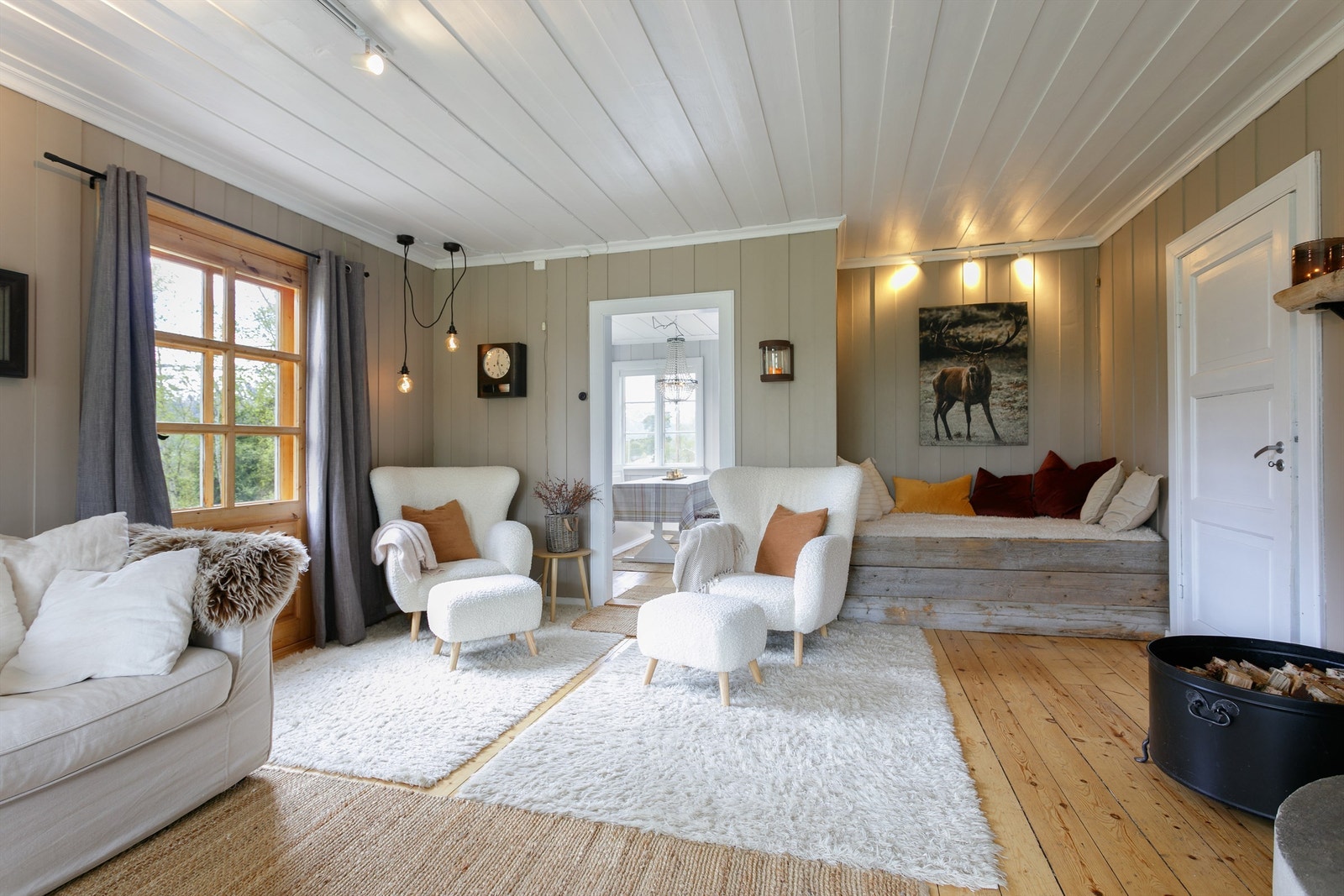 Utgang fra stuen til terrasse med tilkomst til hage Galleribilde
