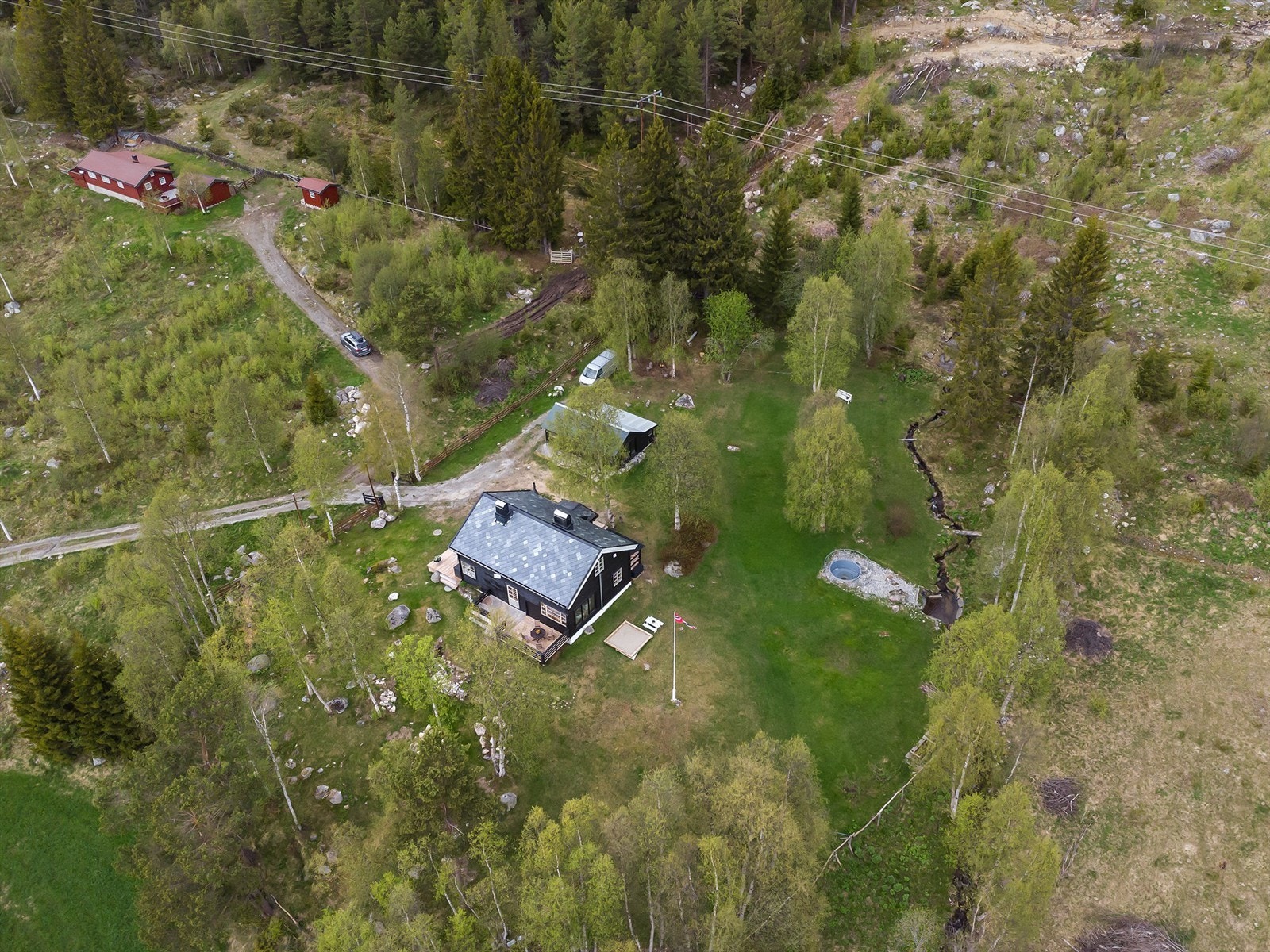 Dronebilde av tomten og uteområdet Galleribilde