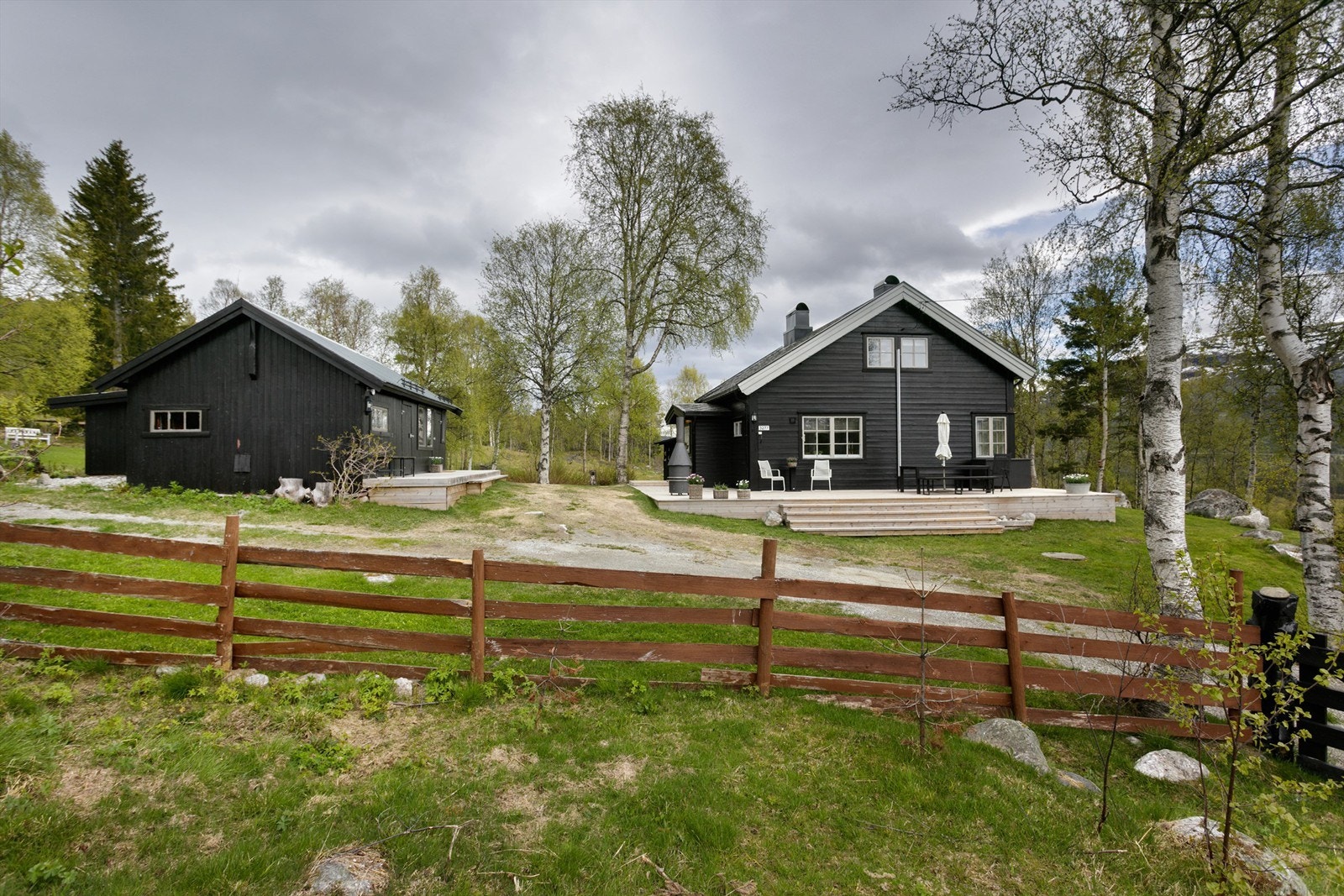 Flott sæpreget og idyllisk fritidseiendom på stor eiendomstomt som er inngjerdet Galleribilde