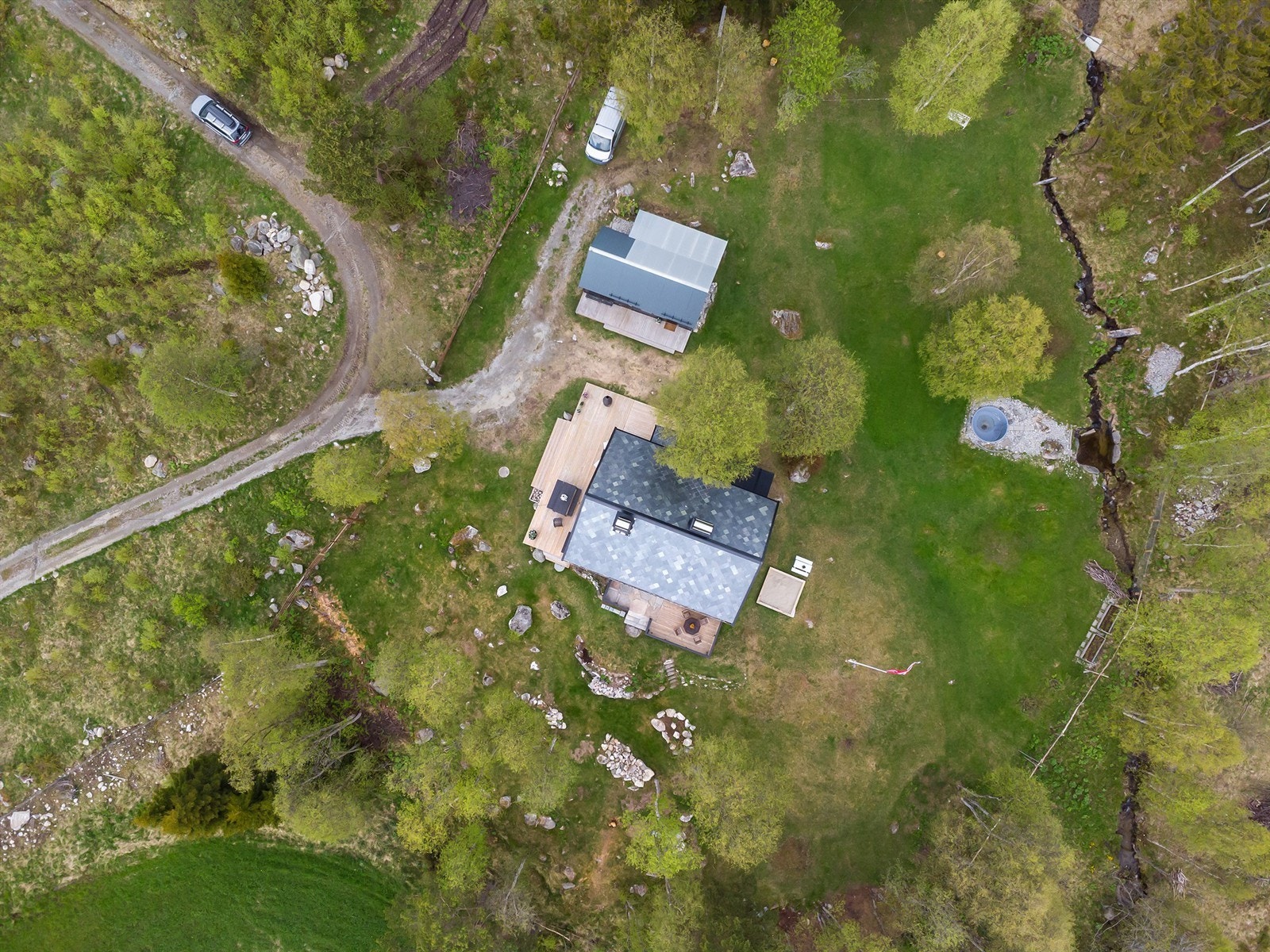 Dronebilde av tomten sett fra fugleperspektiv Galleribilde