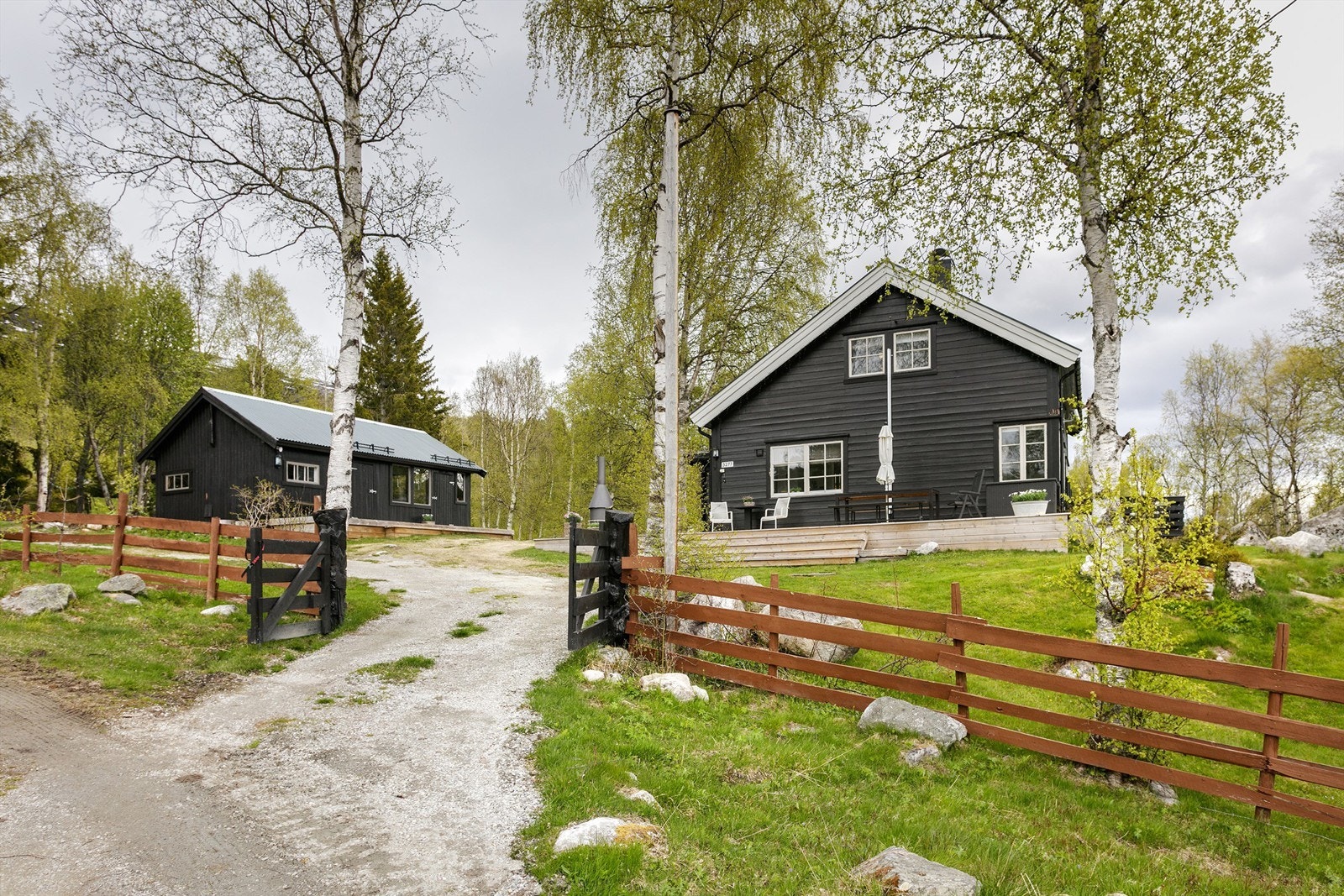 Krogsveen Sunnmøre v/Eiendomsmegler Harald Osdal har gleden av å presentere Romsdalsvegen 3277, en særpreget fritidsbolig med uthus på stor og romslig eiendomstomt Galleribilde