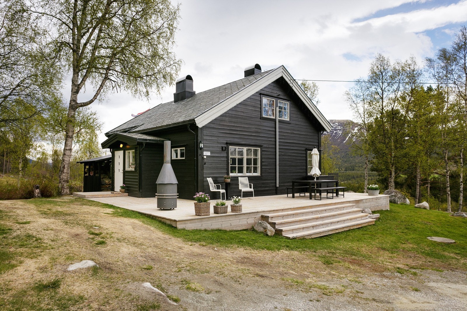 Store treterrasser med lett adkomst til hage og flere soner og sitteplasser for hyggelig sosialt samvær Galleribilde