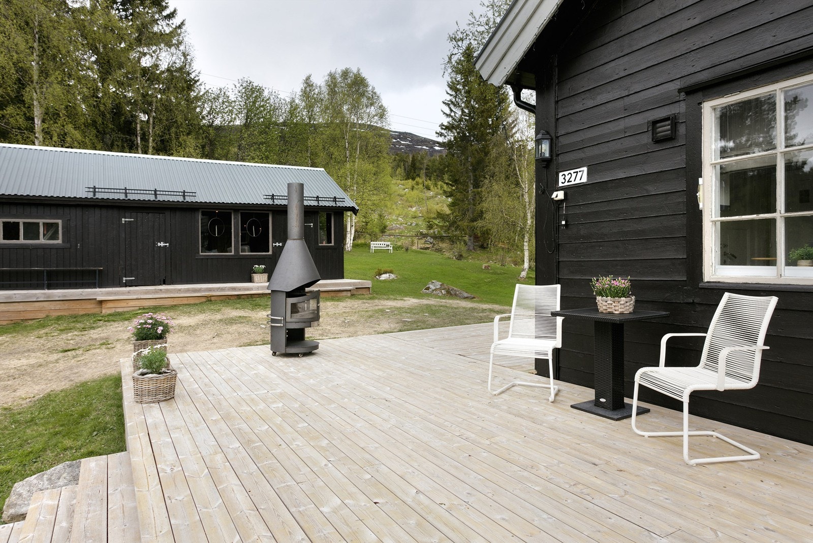 Romslig terrasse med lett tilkomst til hage og uteområde Galleribilde