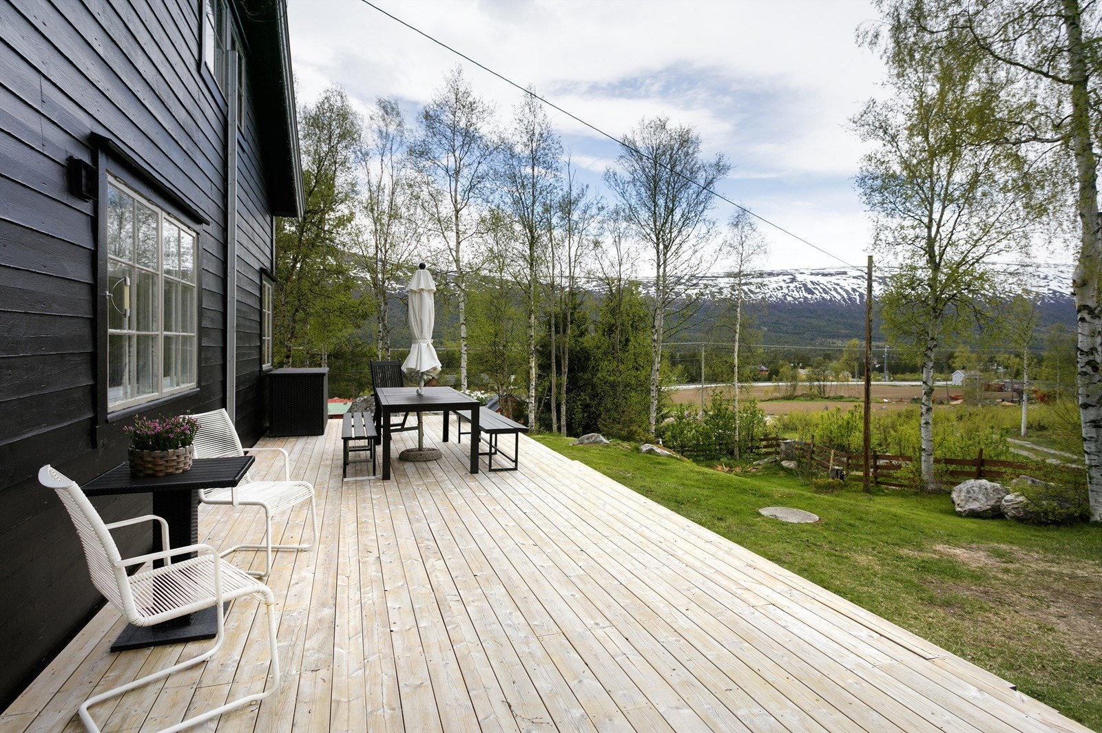 Stor terrasse med god plass til flere soner og sitteplasser og hyggelig sosialt samvær Galleribilde