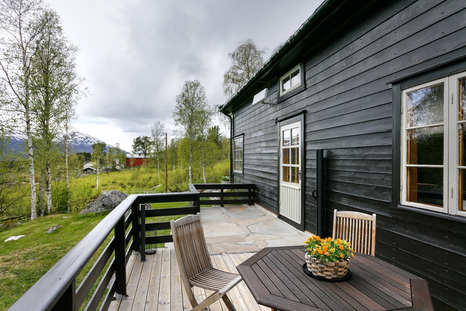 Terrasse utenfor stue med trapp til hage Galleribilde