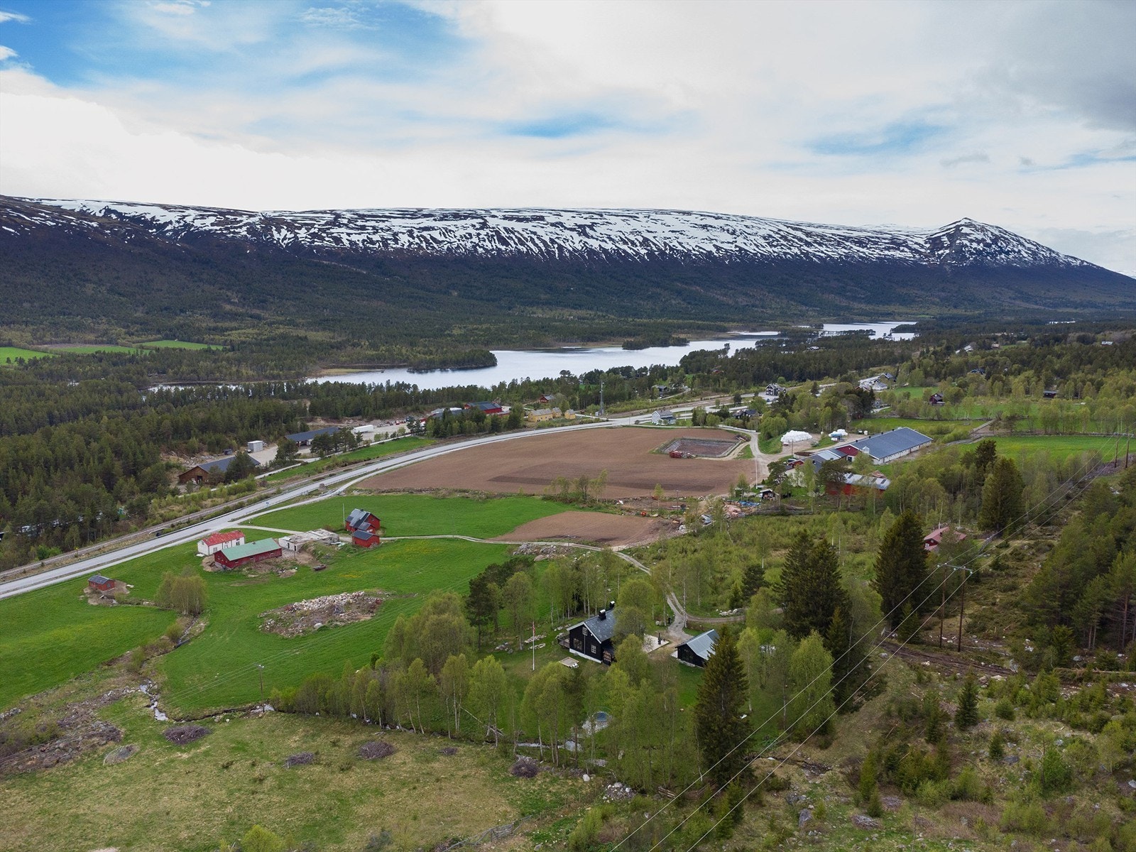 Dronebilde av nærområdet tatt mot Lesjaskogsvatnet Galleribilde