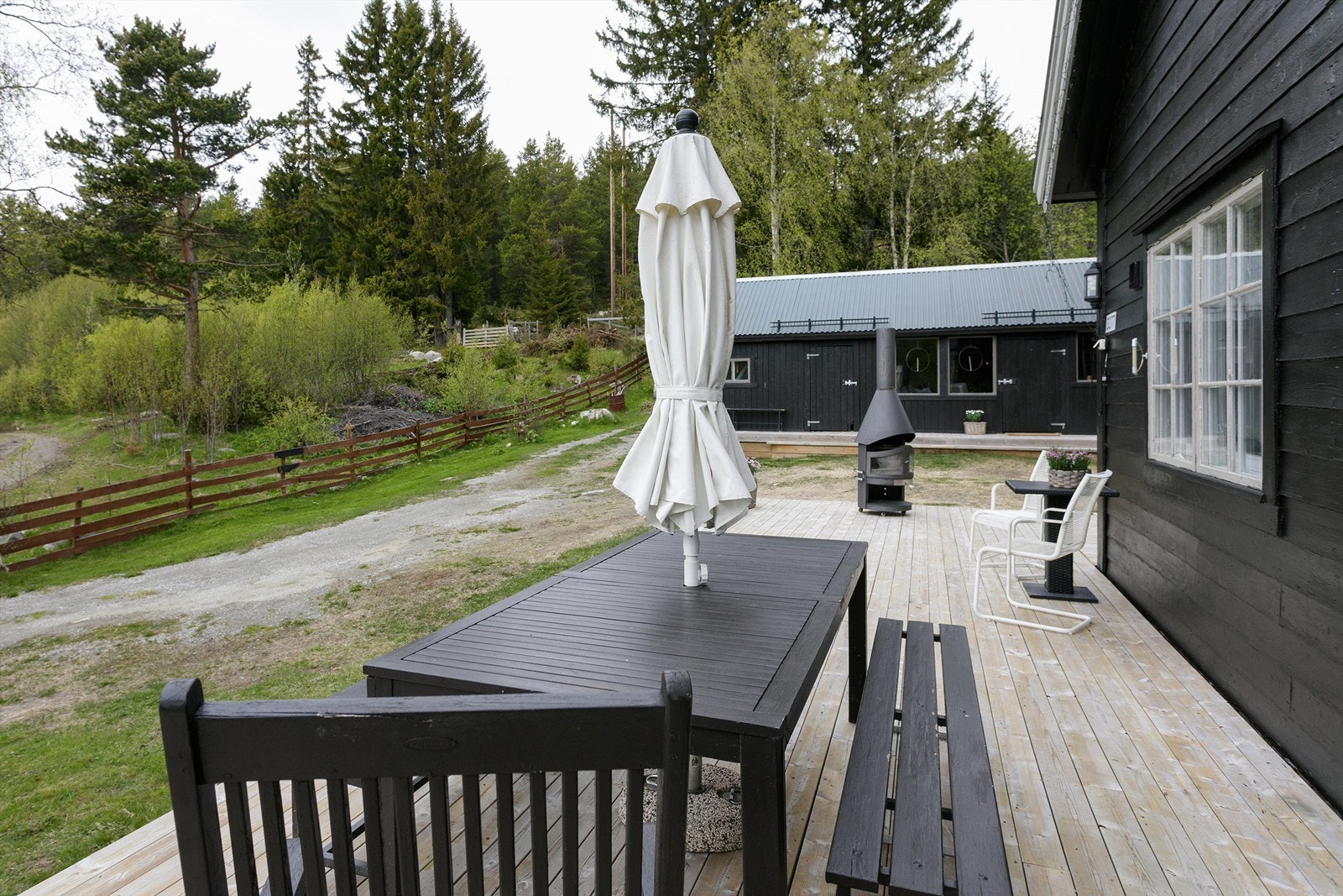 Romslig terrasse med lett tilkomst til hage og uteområde Galleribilde