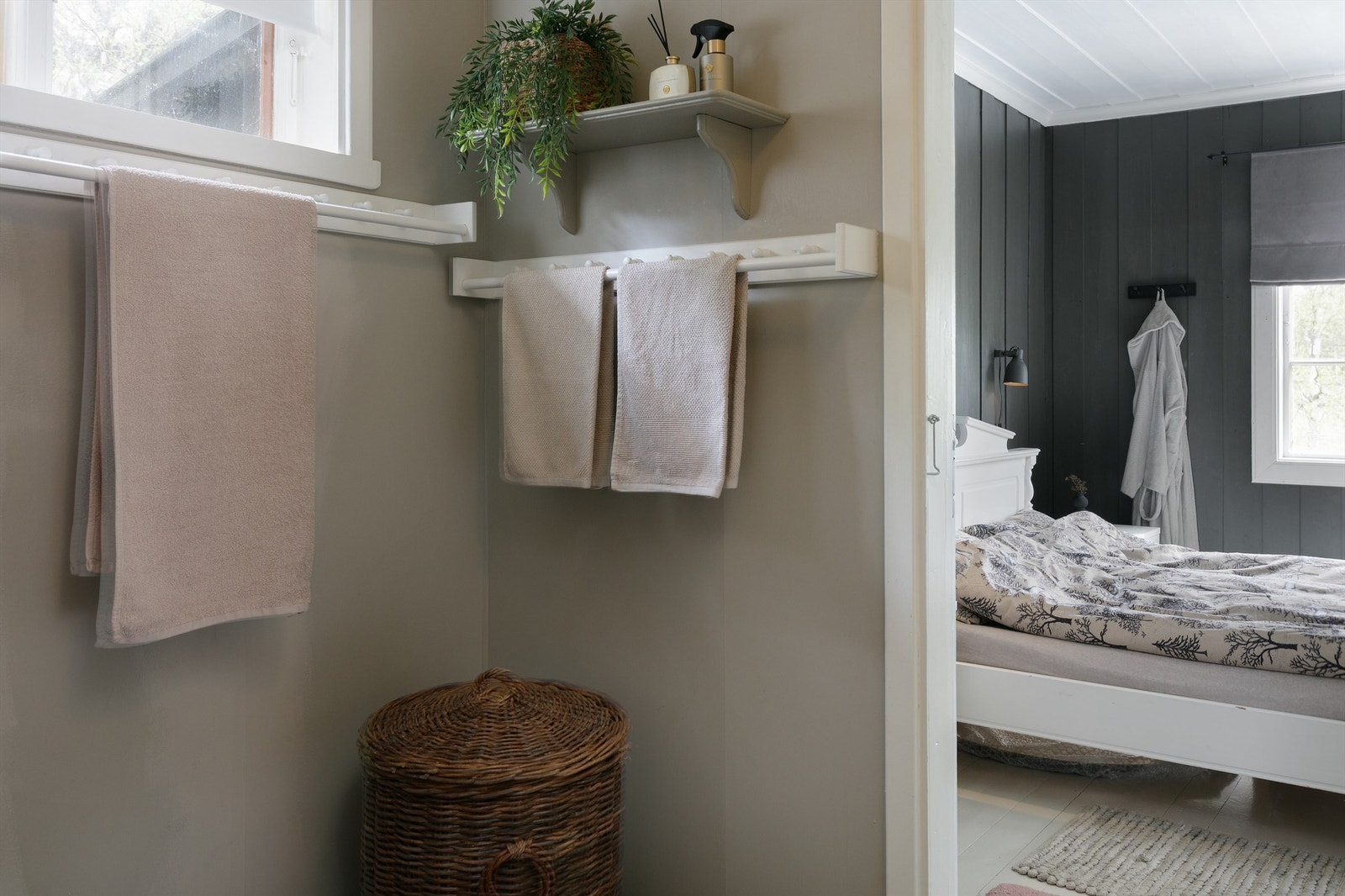 Det er adkomst til hovedsoverom i 1. etasje fra badet Galleribilde