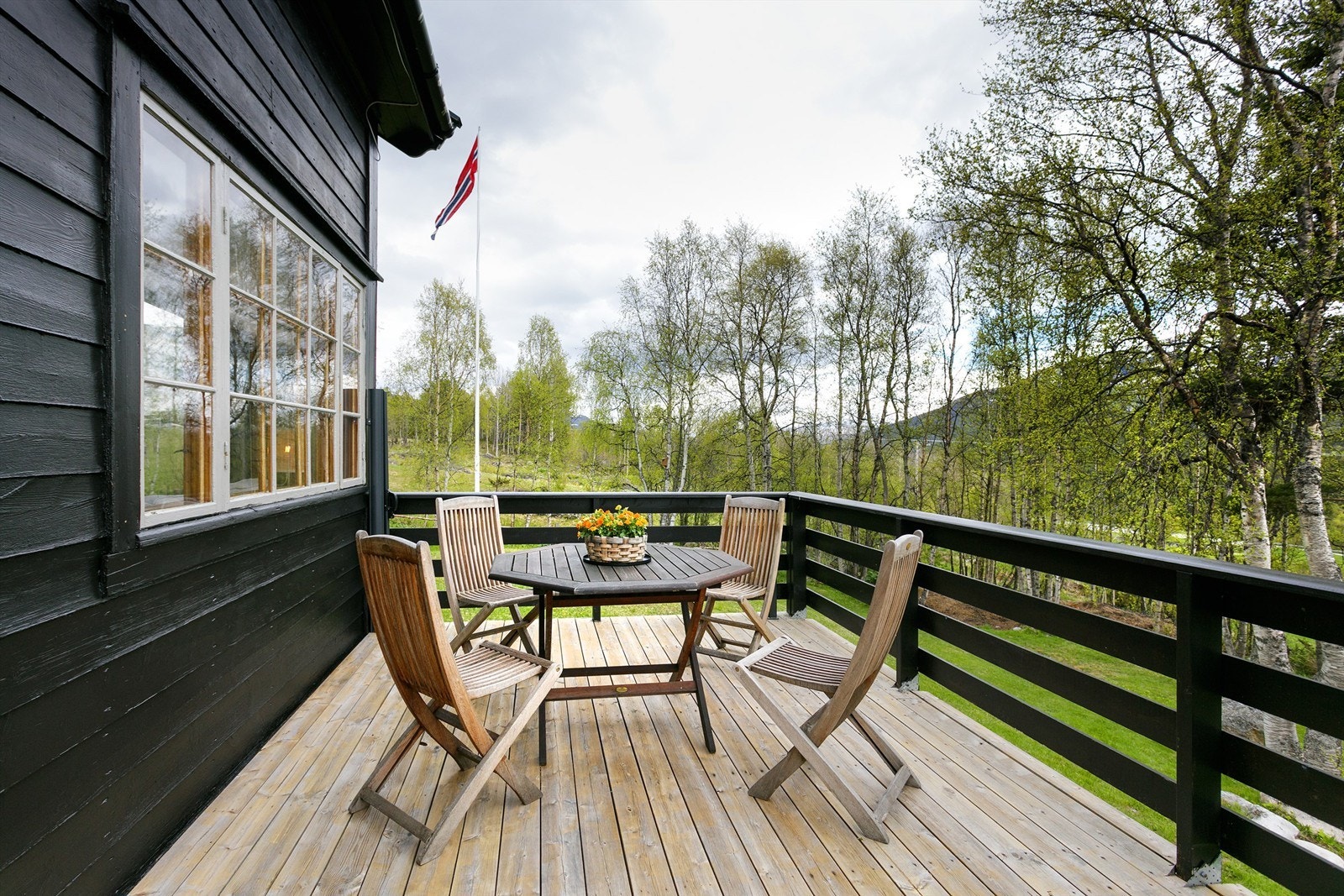 Terrasse utenfor stue med tilkomst til hage Galleribilde