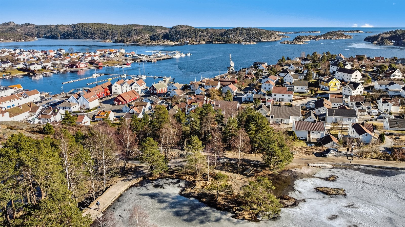 En av Lillesands fineste tomter? Tomten ligger midt i bildet. Galleribilde