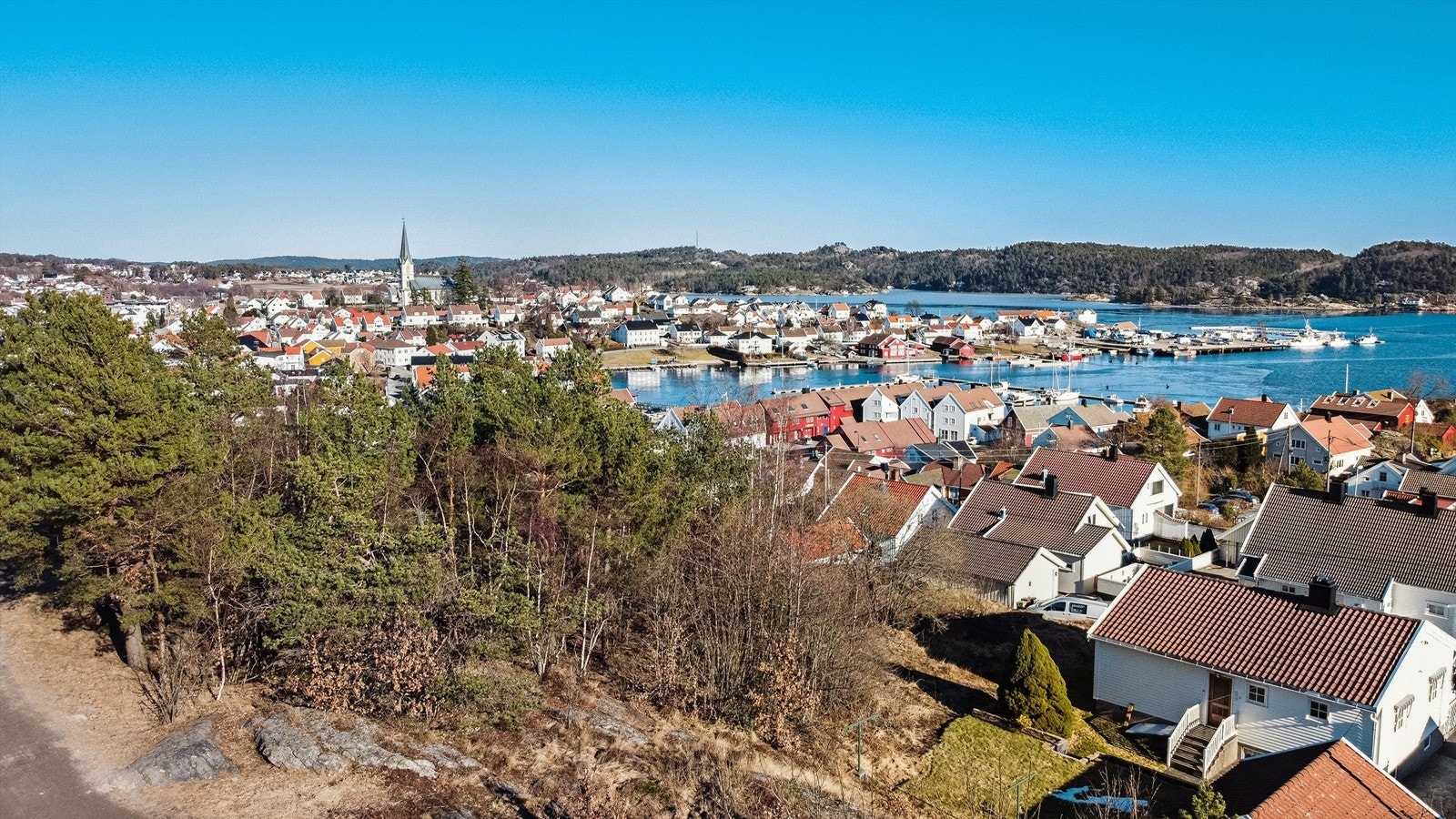 Tomten til venstre i bilde. Fantastisk utsikt mot Tingsakerfjorden og Storegabet. Galleribilde