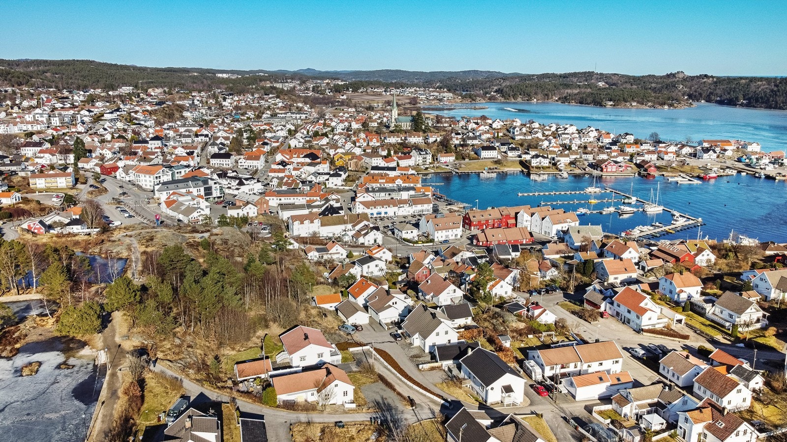 Tomten har utsikt mot innseilingen og hele Lillesand. Ligger i skogholtet til venstre i bildet. Galleribilde