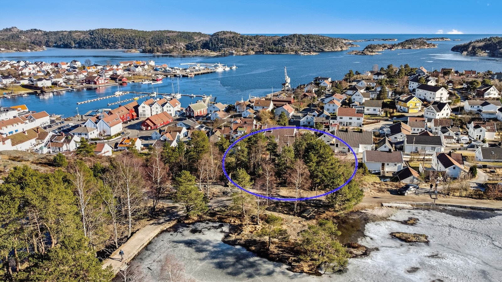 En av Lillesands fineste tomter? Tomten ligger midt i bildet. Galleribilde