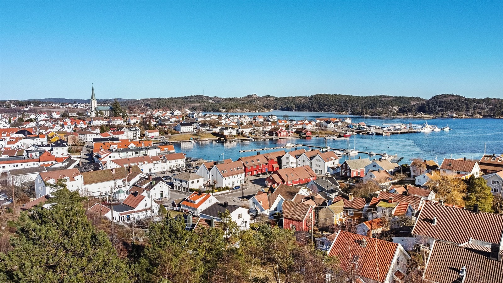 Utsikten over Lillesand, gjestehavna og kirken. Galleribilde