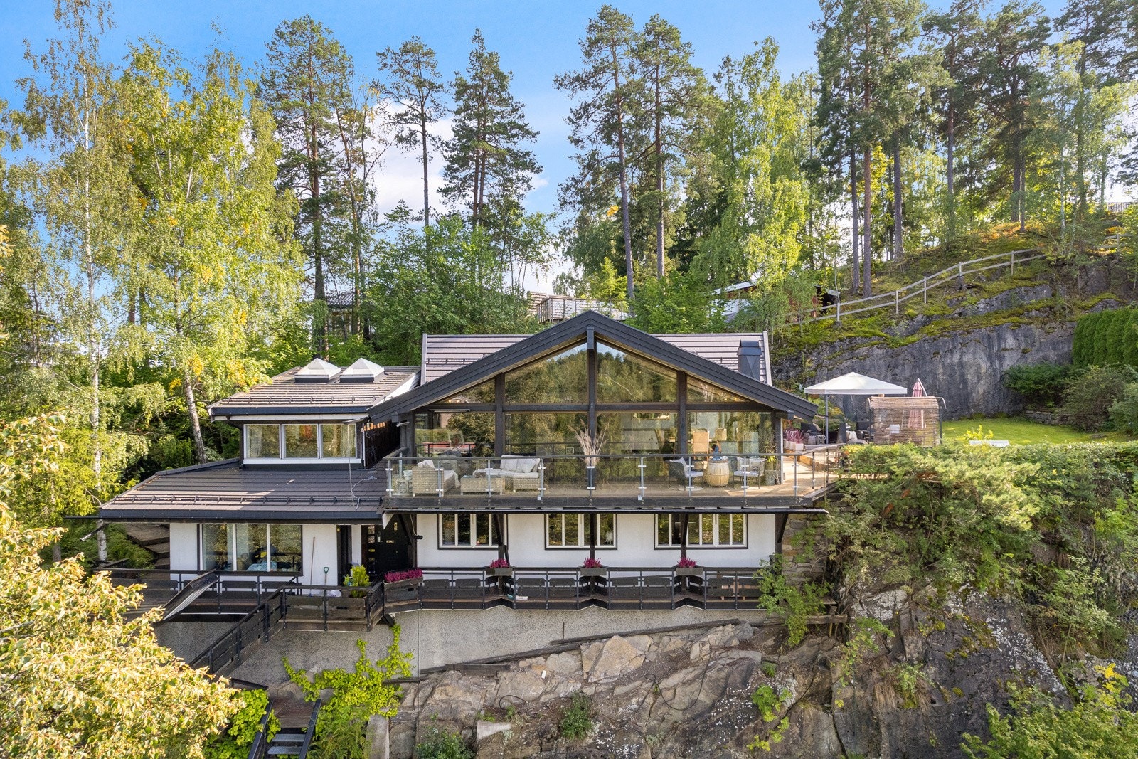 Arkitekttegnet med vidstrakt utsikt, usjenert beliggende med flott utsikt og nærhet til fjorden Galleribilde