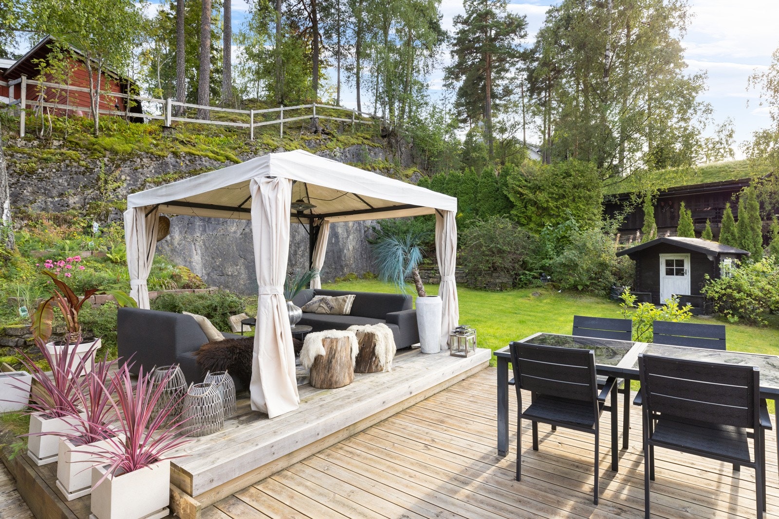 Flott terrasse på ca. 25 kvm hvor det er god plass til utebord, loungemøbler og grill Galleribilde