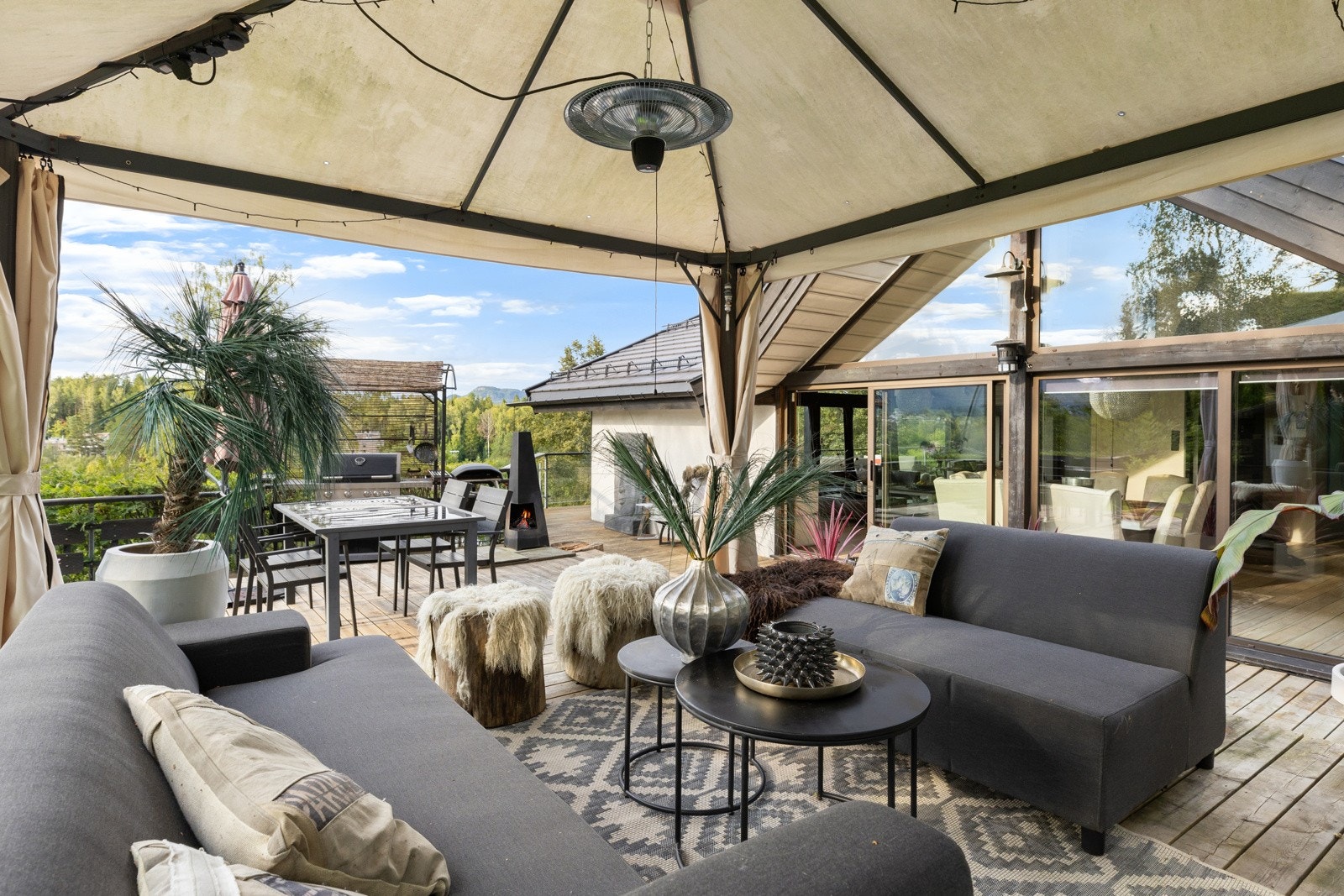 Lekker pergola hvor man kan slappe av under varme sommerdager Galleribilde