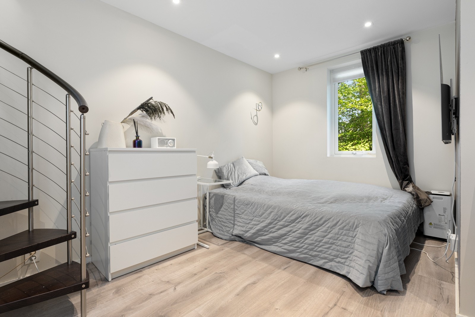 Lyst rom med god plass til diverse møblement Galleribilde