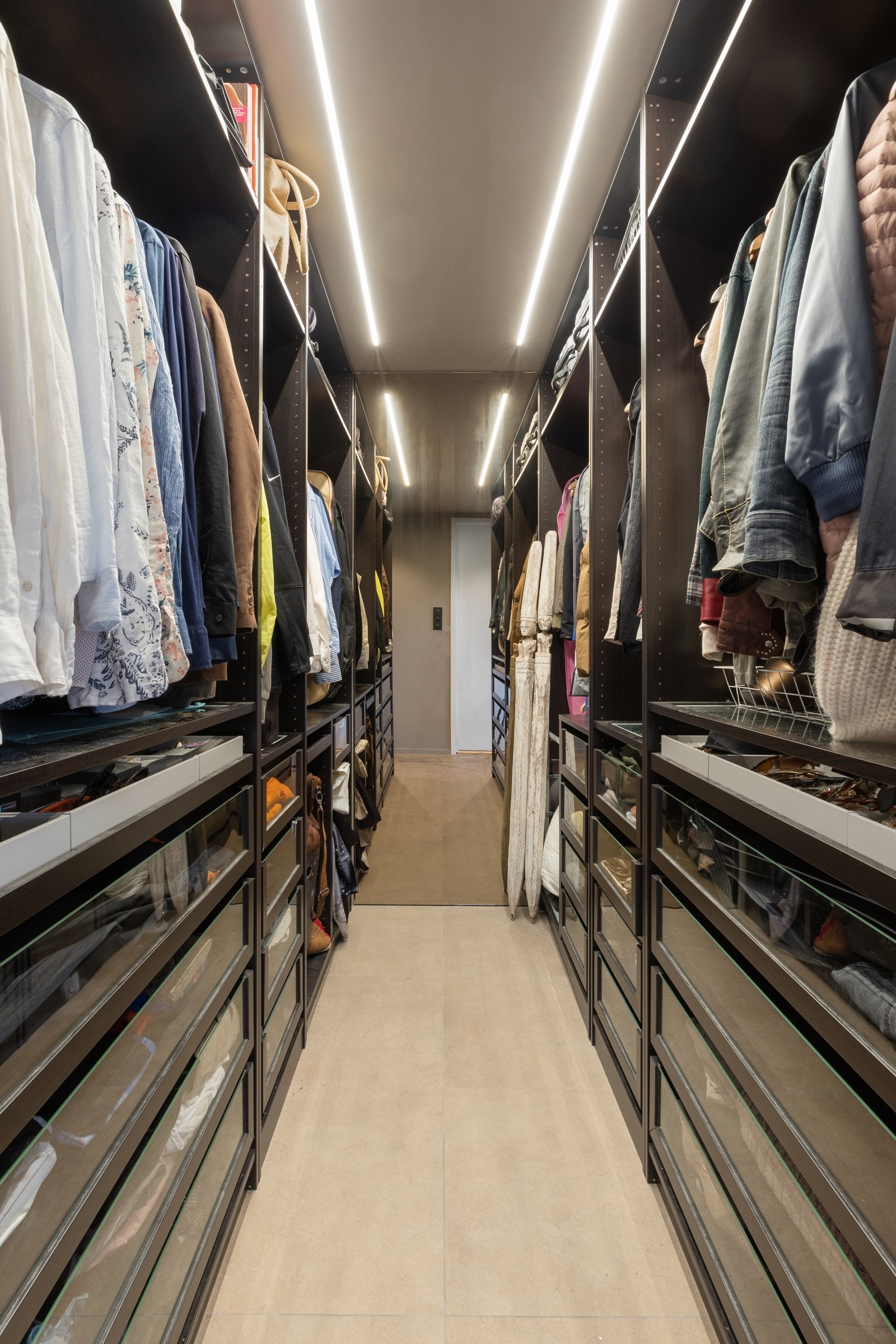 Romslig og lekkert walk-in-closet hvor det er rikelig med skapplass Galleribilde