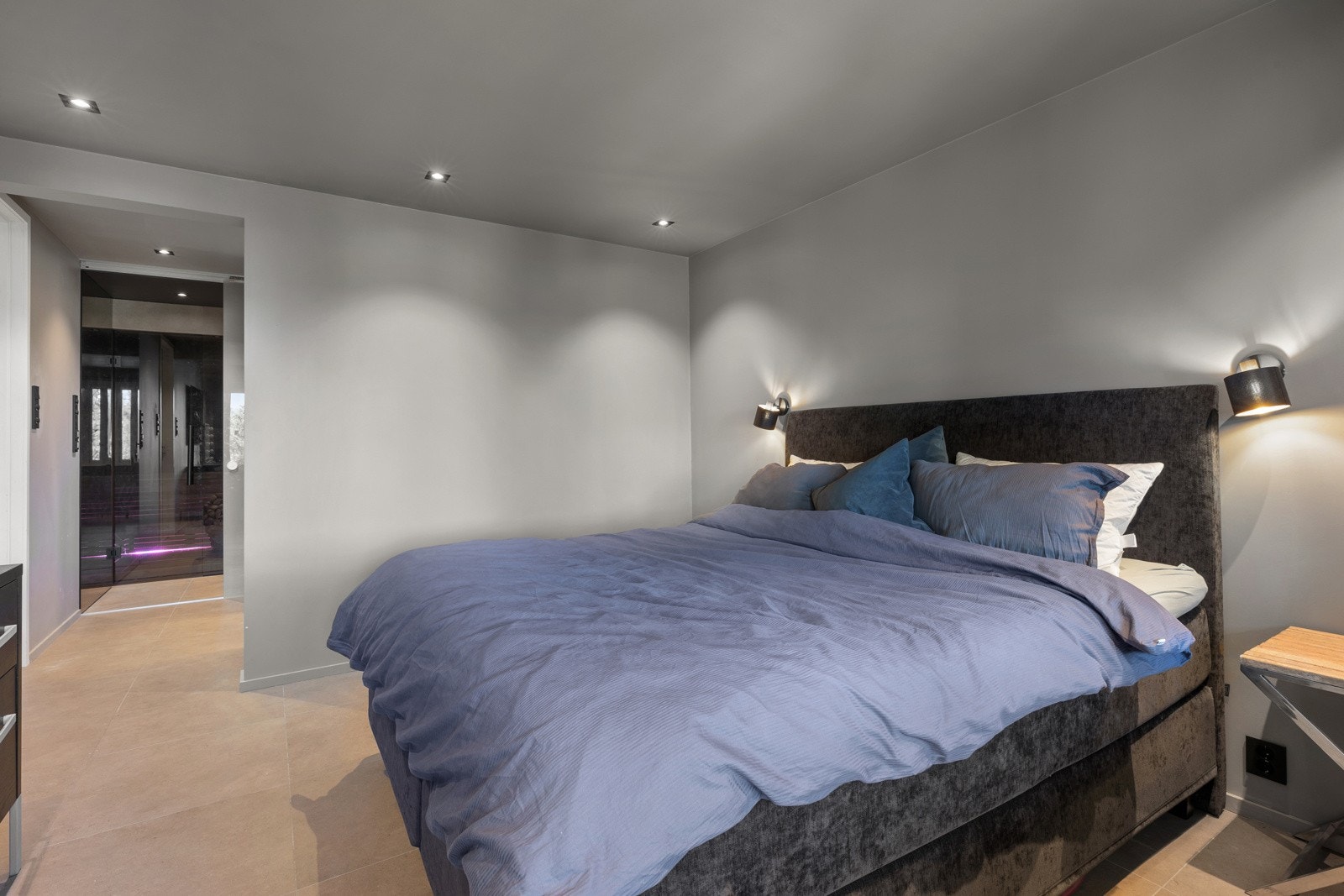 Hovedsoverommet har en herlig suite- løsning med eget bad, badstue og walk-in-closet Galleribilde