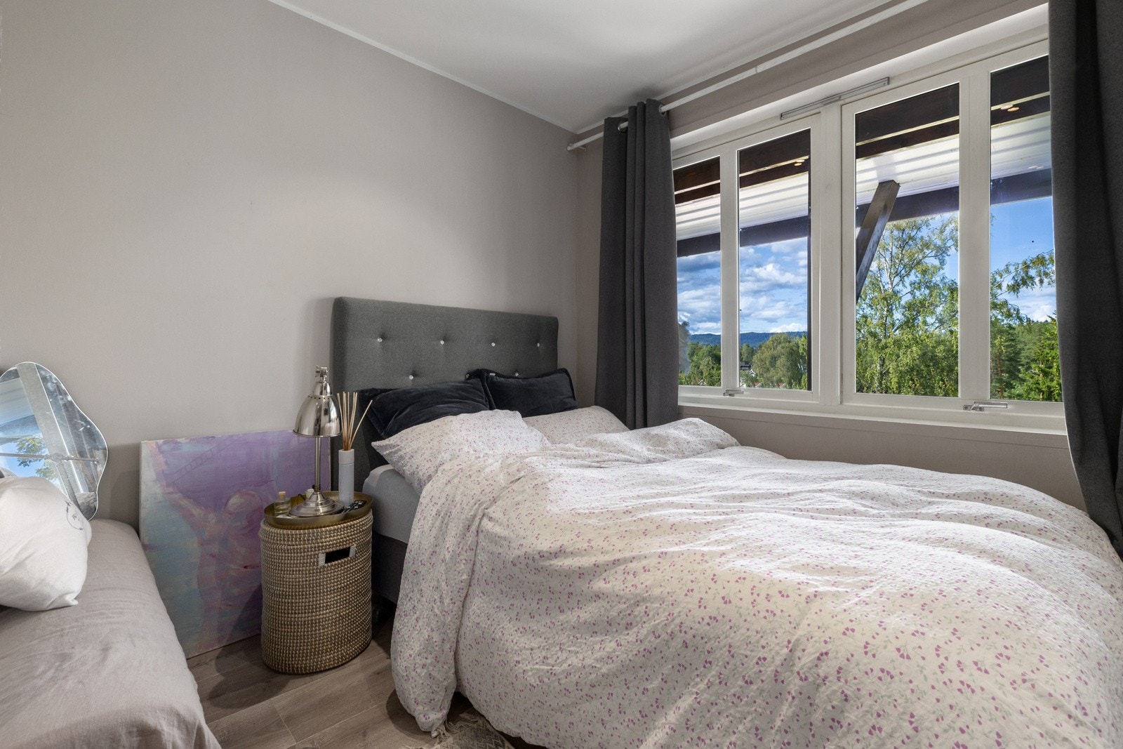 Samtlige soverom har god plass til seng, kommode, m.m Galleribilde
