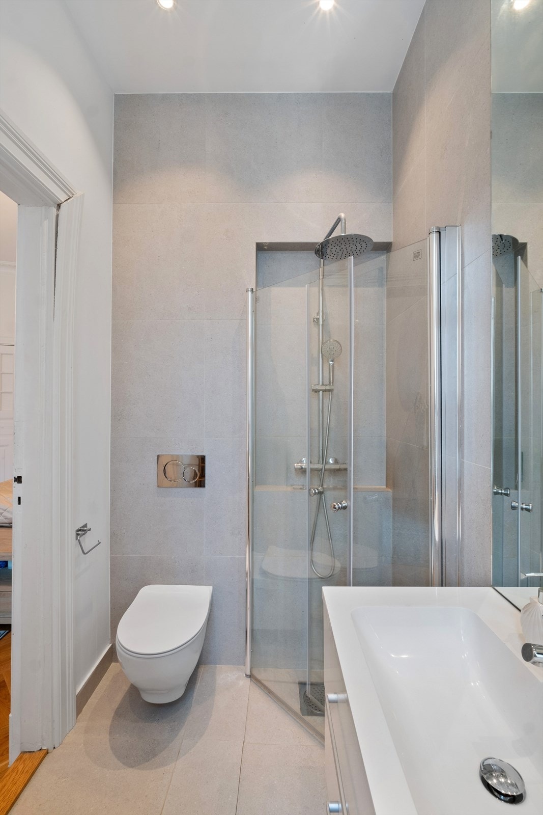 Det siste baderommet har i likhet med det foregående et moderne og stilrent design med store, nøytrale fliser som gir et elegant og harmonisk uttrykk. Galleribilde