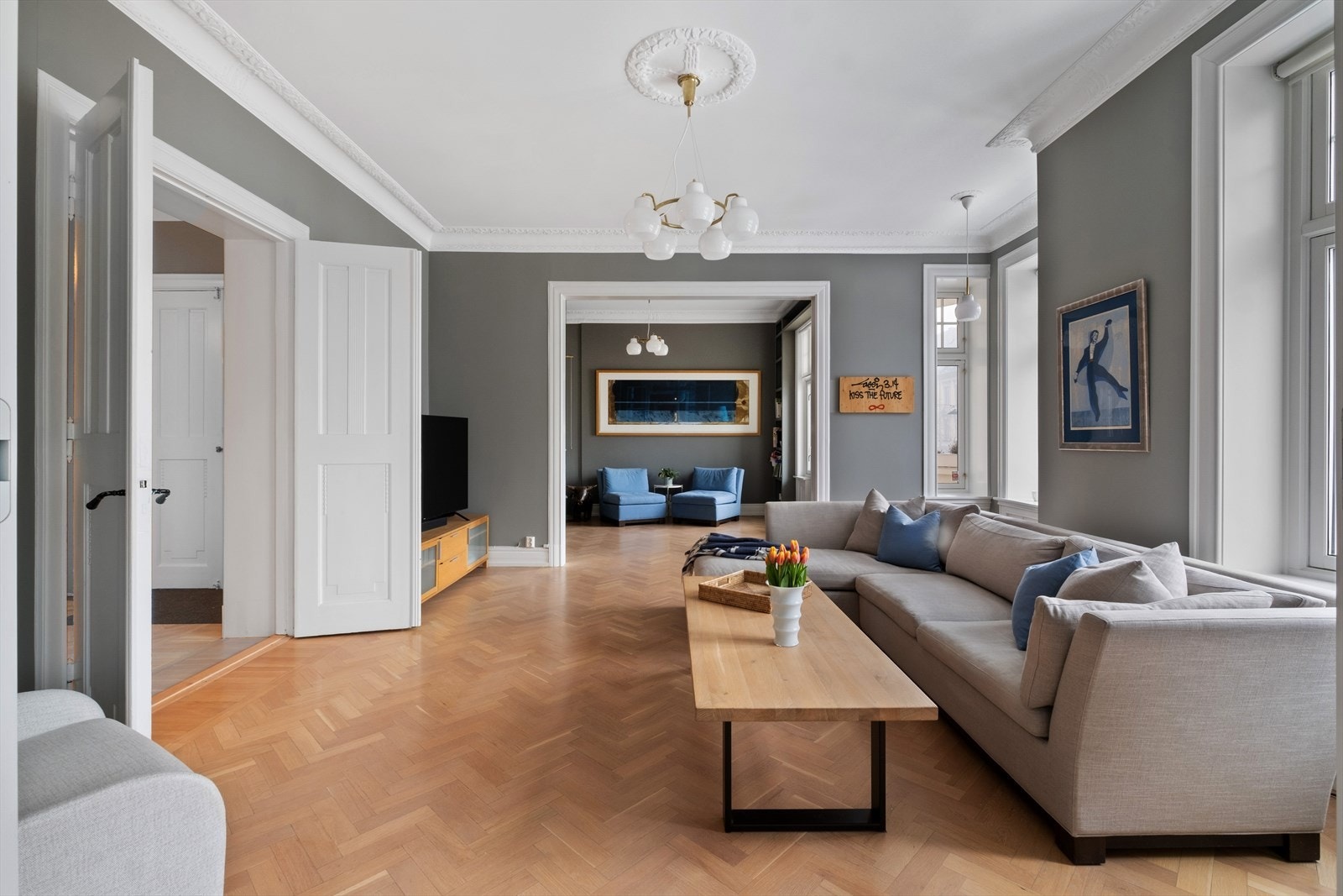 Leiligheten kombinerer klassisk eleganse med moderne komfort. Galleribilde