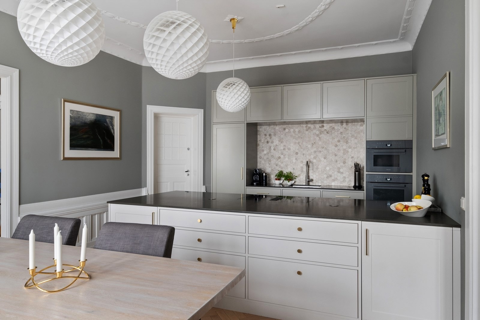 Det stilrene kjøkkenet kombinerer funksjonalitet med elegante detaljer. Skreddersydd fra VillaSnekkeriet, inkl hvitevarervarer fra Miele og Quooker. Galleribilde