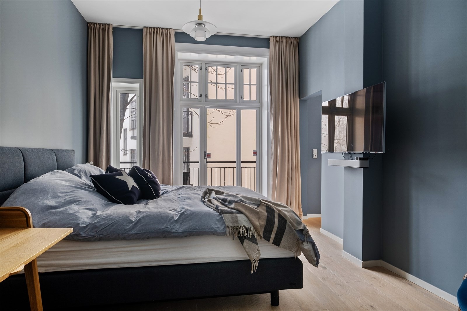 Hovedsoverommet er av god størrelse og har fin plass til dobbeltseng, nattbord og eventuelt annet ønsket møblement. Galleribilde