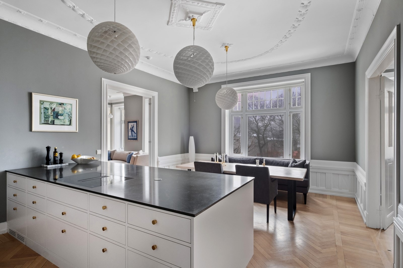 Kjøkkenet er lyst og luftig, og har en sosial utforming med en romslig kjøkkenøy og spiseplass ved vinduet. Galleribilde