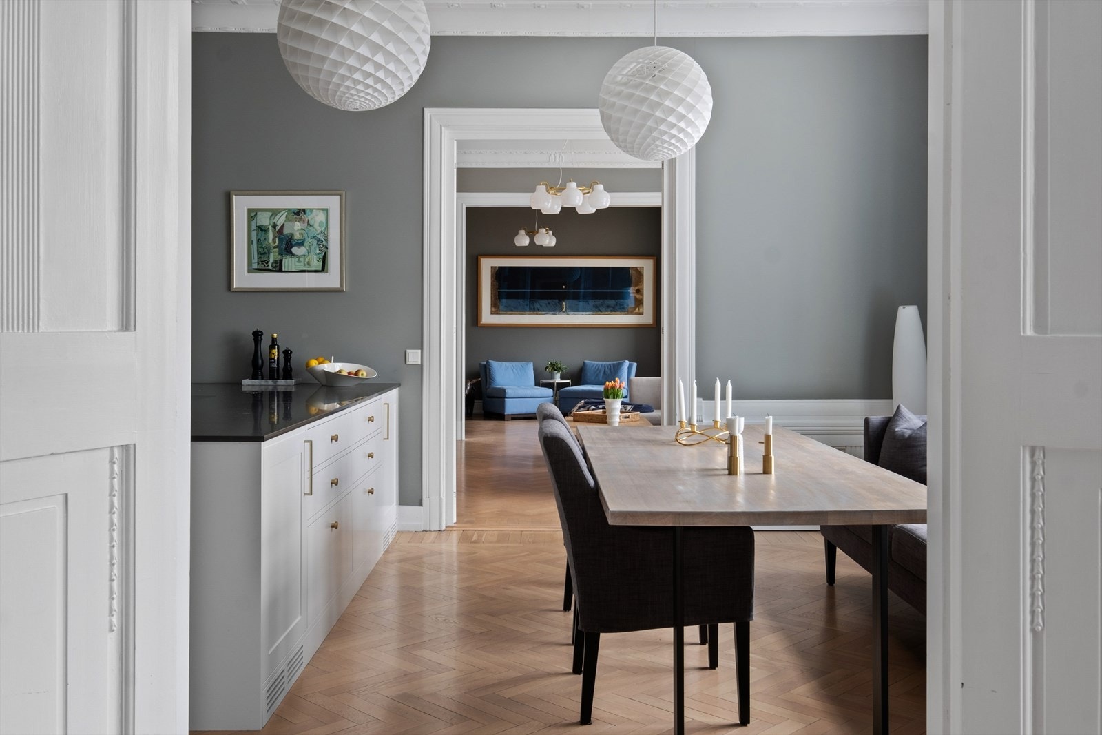 Alle vegger og tak er sparklet og malt i hele boligen. Galleribilde