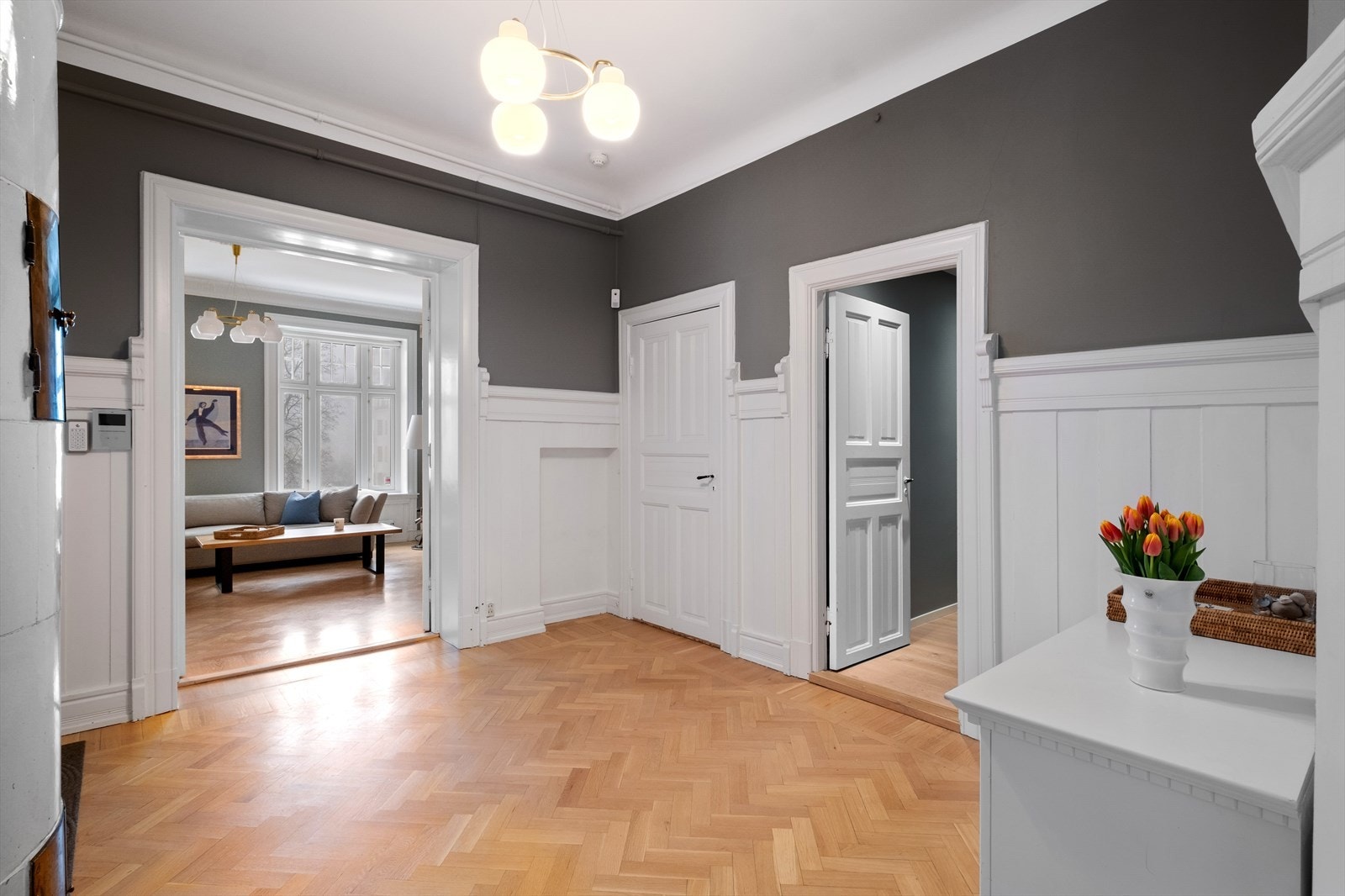 God plass til diverse sko og yttertøy med inngang til garderobeskap. Galleribilde